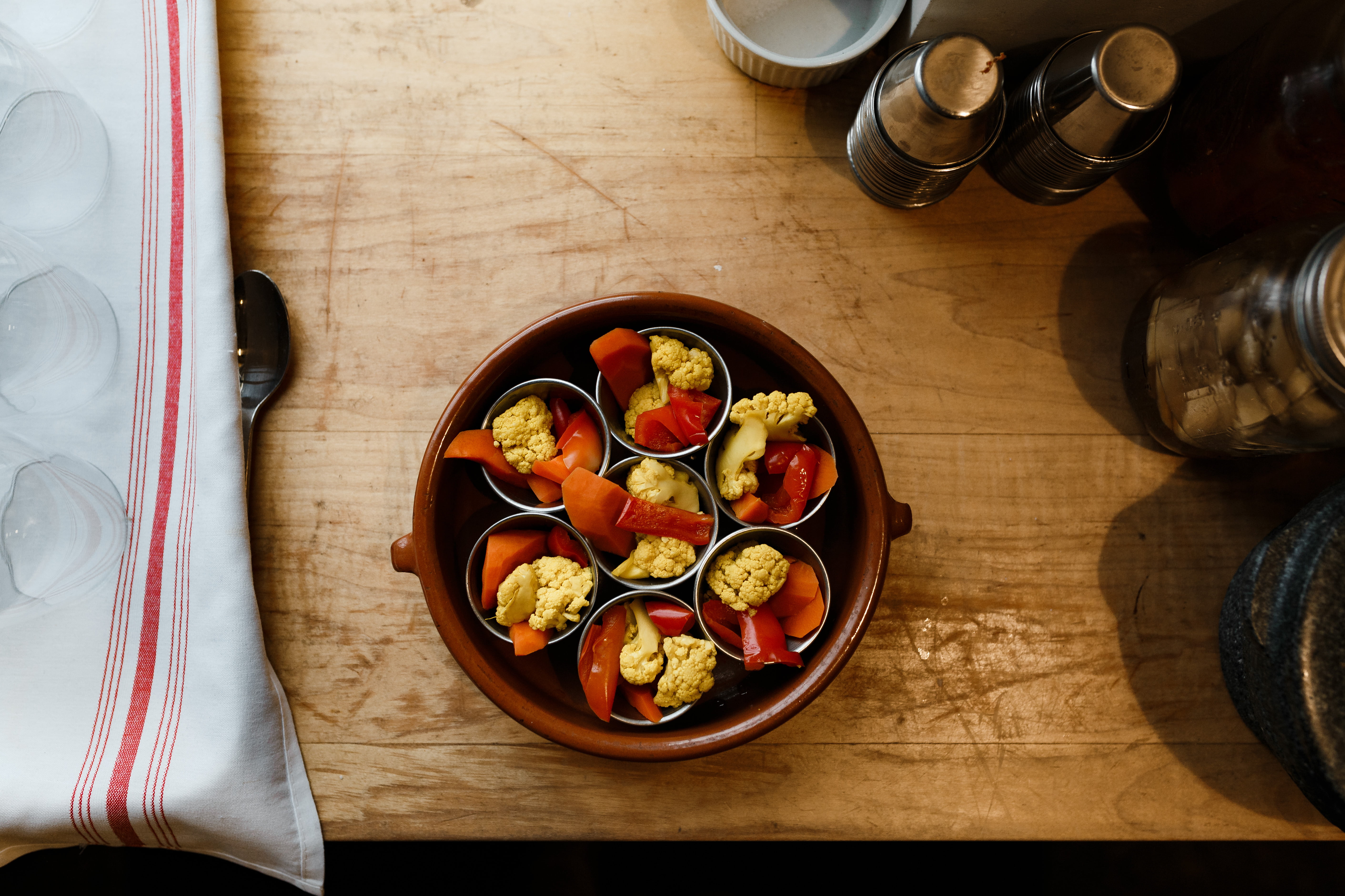 rustic, wellbeing, freshness, round, tomato, copy Space, food, garlic, dieting, container, healthy Eating, bowl, dinner, table, preparation, gourmet, close-up, HD Wallpaper