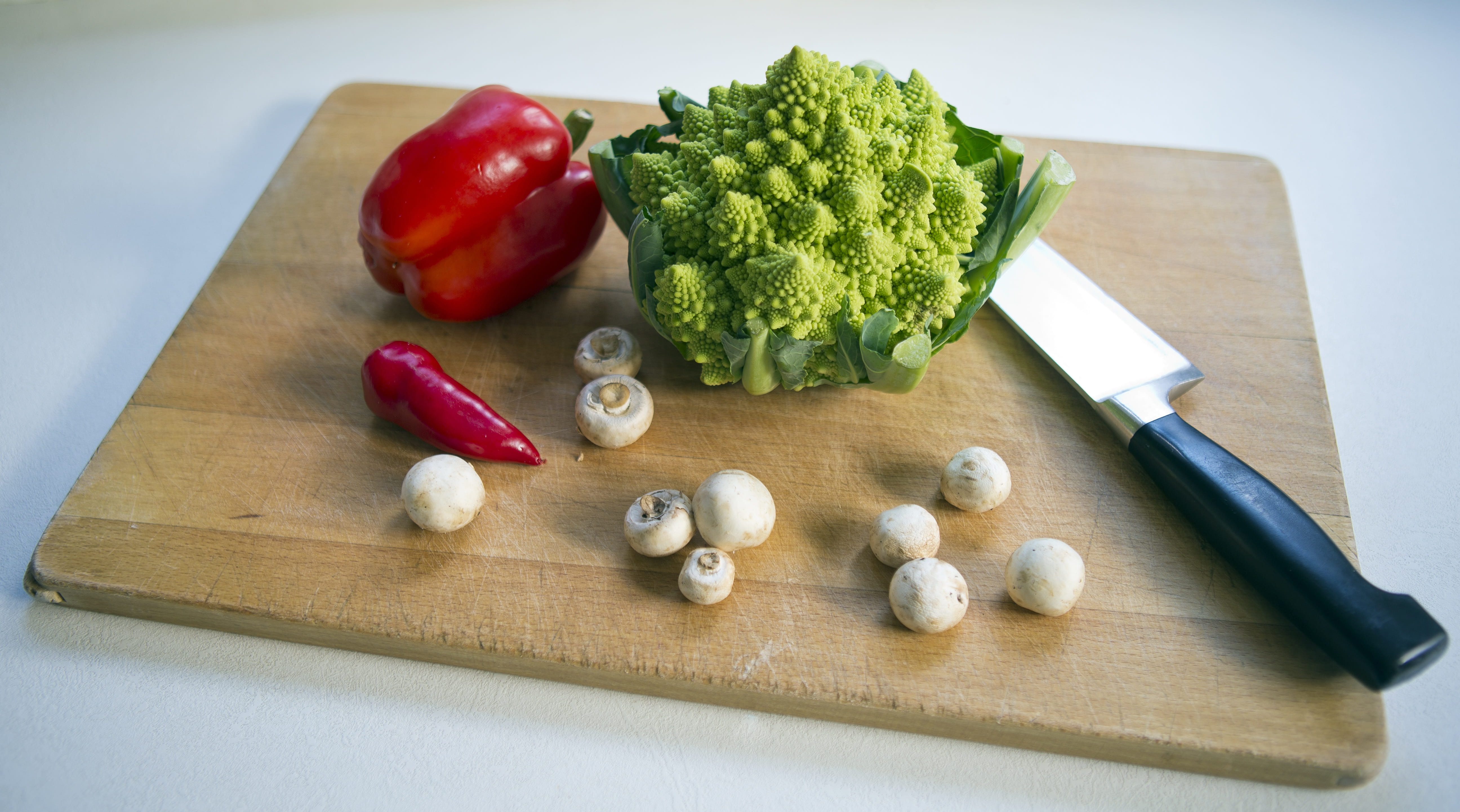 chopped, romanesco, black, no people, food, pepper, wellbeing, ingredient, 5K, romanesca cauliflower, red chile, cutting board, healthy eating, knife, HD Wallpaper