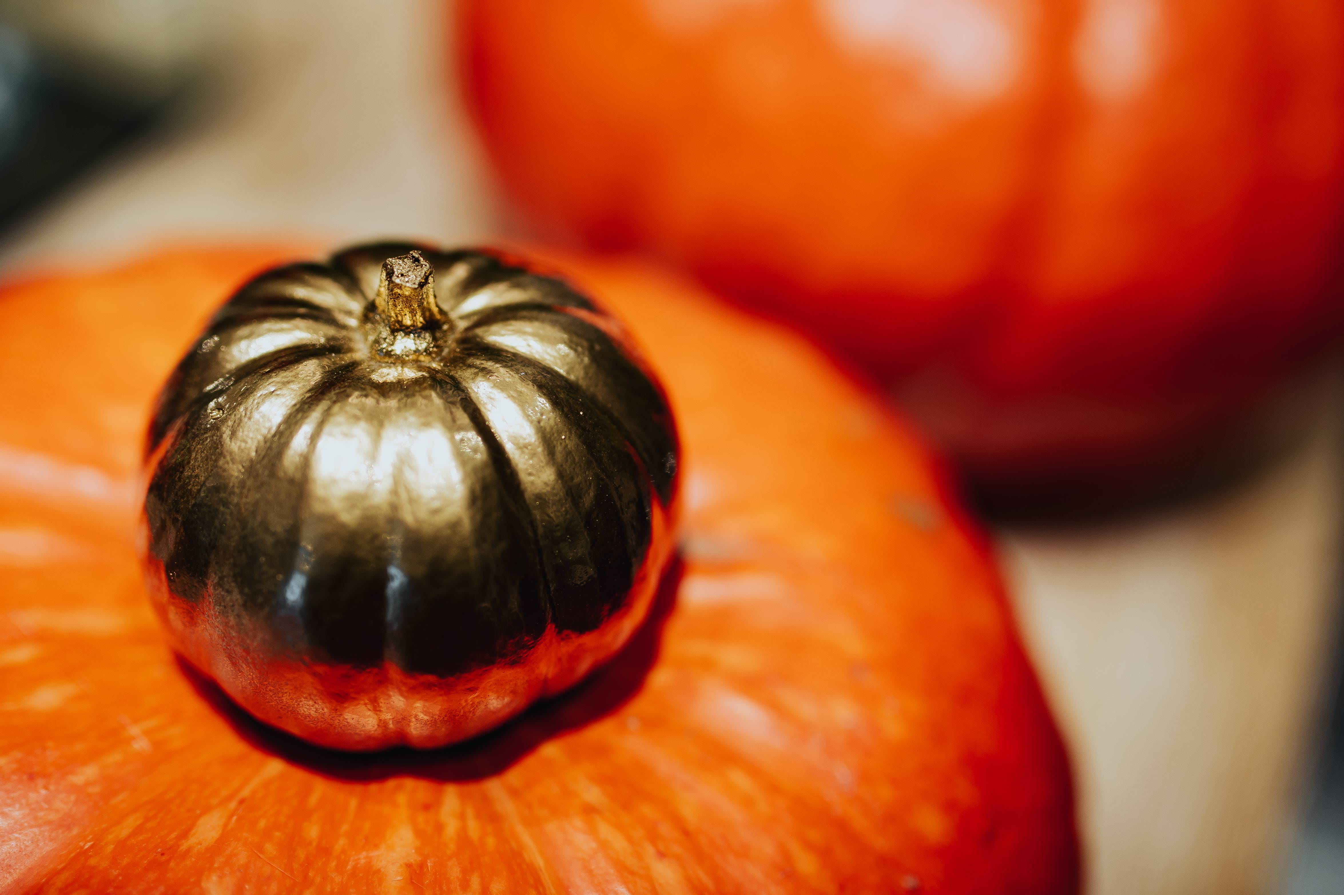 ripe, no people, fruit, orange Color, single object, focus on foreground, october, food and drink, wood - material, studio shot, food, vegetable, ornaments, HD Wallpaper
