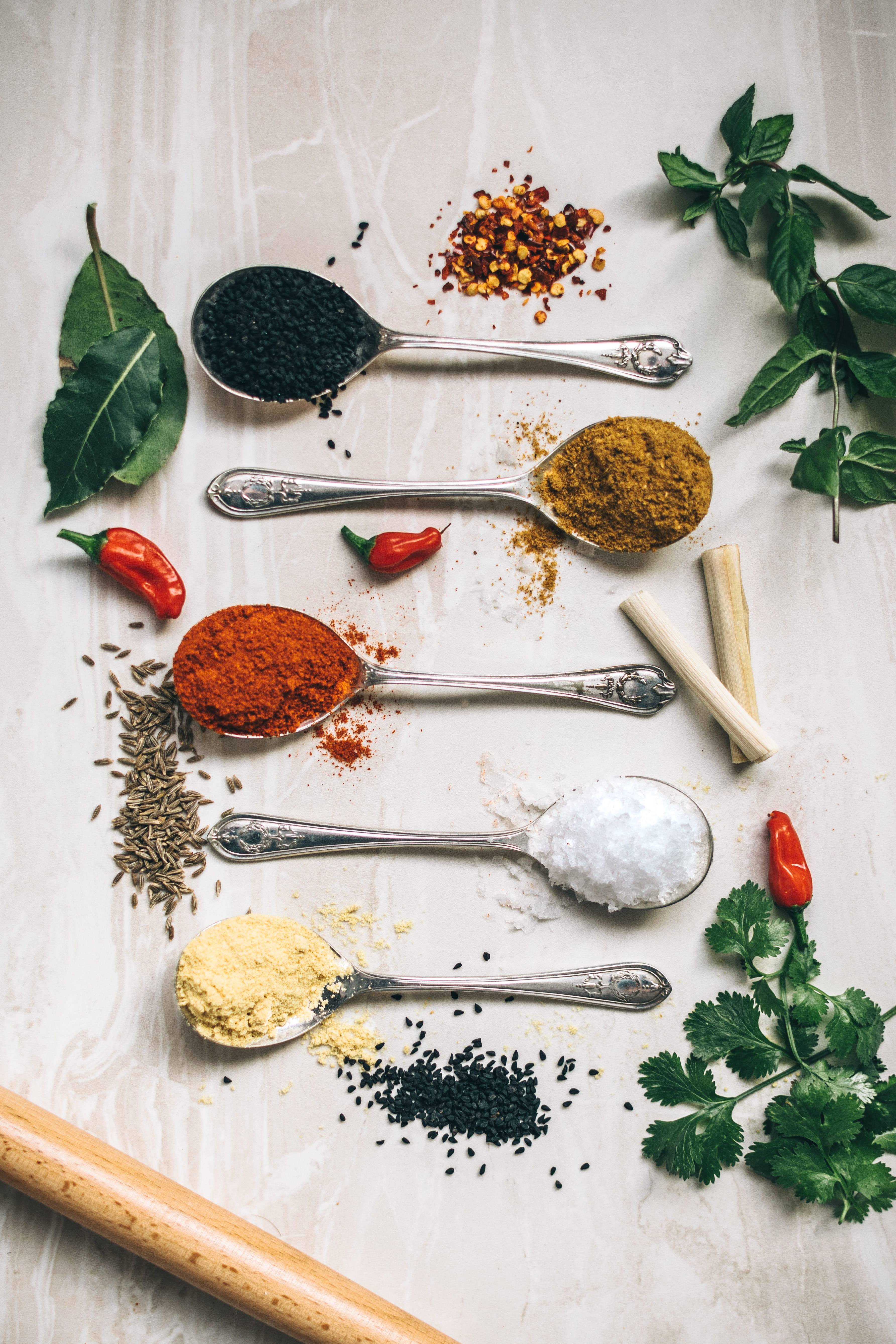 filled, 5K, variation, flat, food and drink, spoons, chili, furniture, leaf, ground - culinary, photography, ingredient, food photography, flakes, freshness, Phone HD Wallpaper
