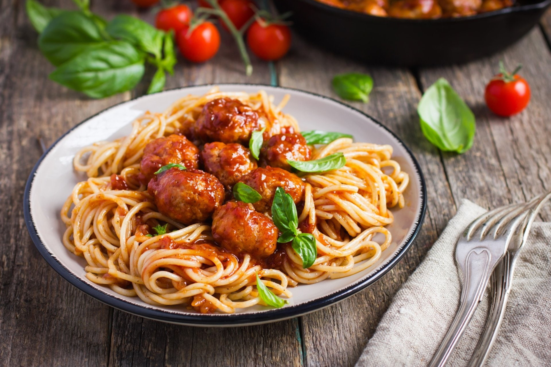 spaghetti, kitchen utensil, studio shot, vegetable, eating utensil, herb, tomato, fork, wood - material, 1080P, healthy eating, ready-to-eat, tomato sauce, HD Wallpaper