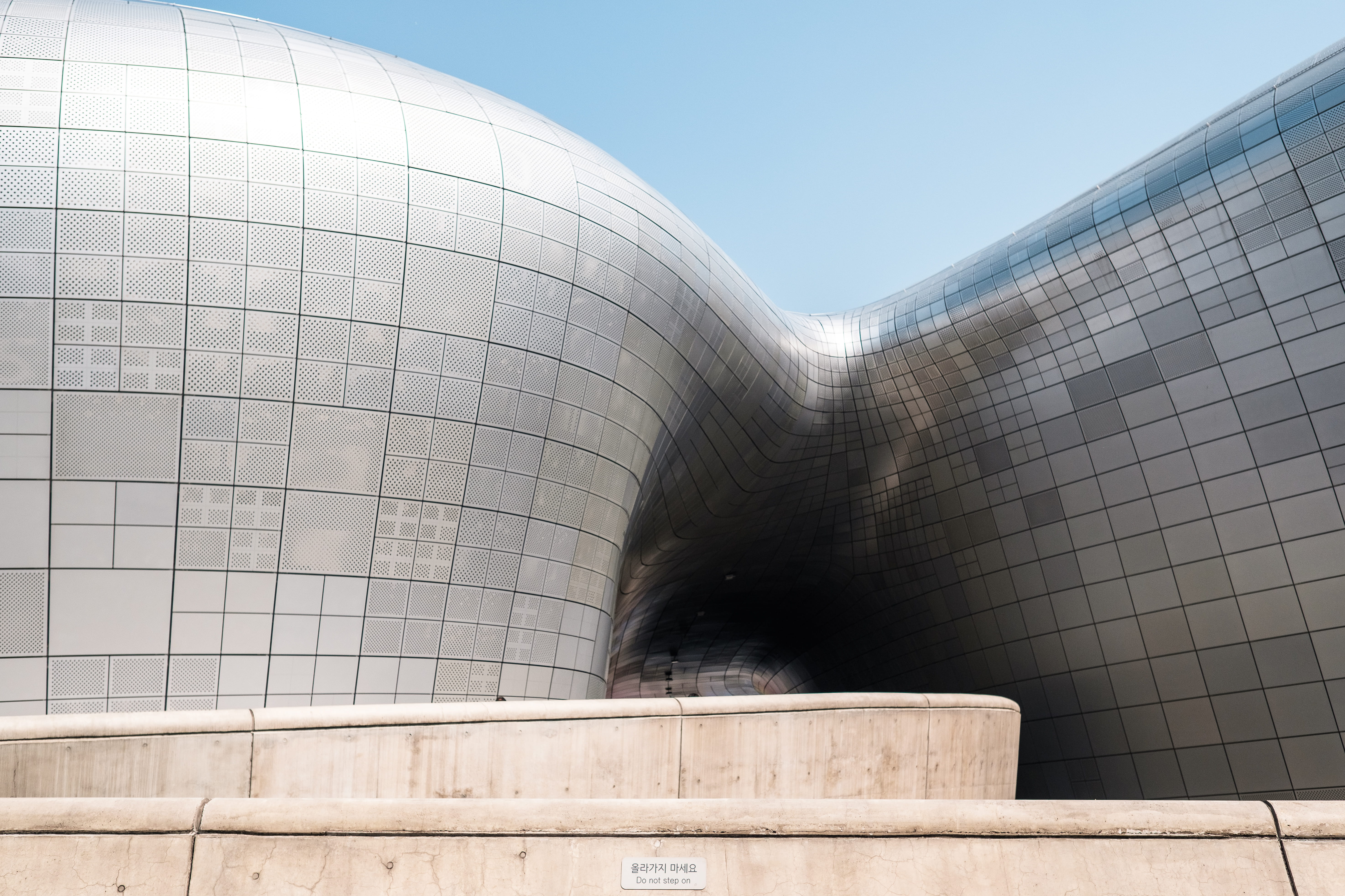 curve, reflection, day, modern, sky, no people, 5K, city, wall - building feature, dongdaemun design plaza, building, office building exterior, clear sky, HD Wallpaper