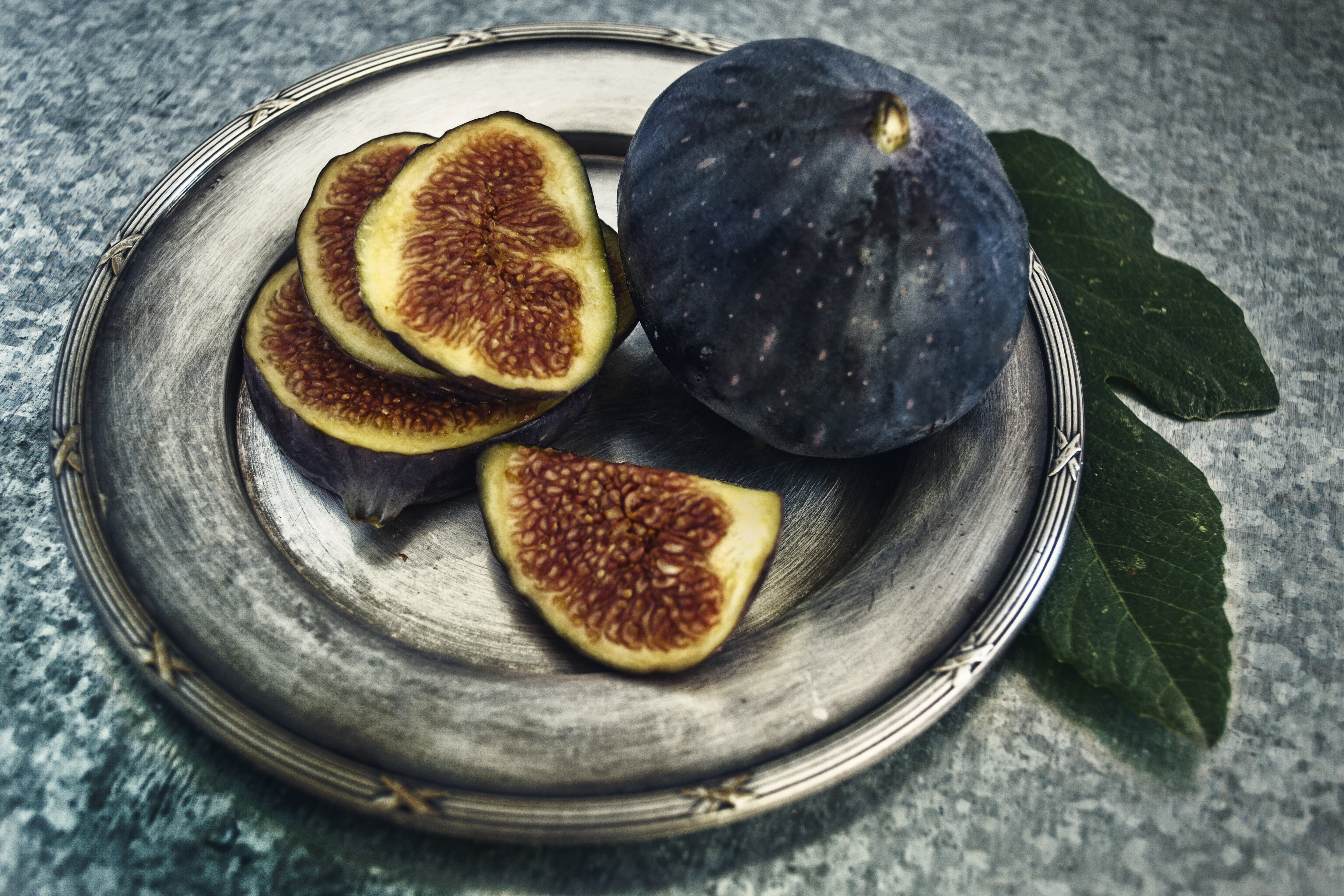 plant part, indoors, healthy, metal plate, edible, blue, fresh, freshness, cross section, fig, halved, color, green, food, figs, fruit, pomegranate, leaf, HD Wallpaper