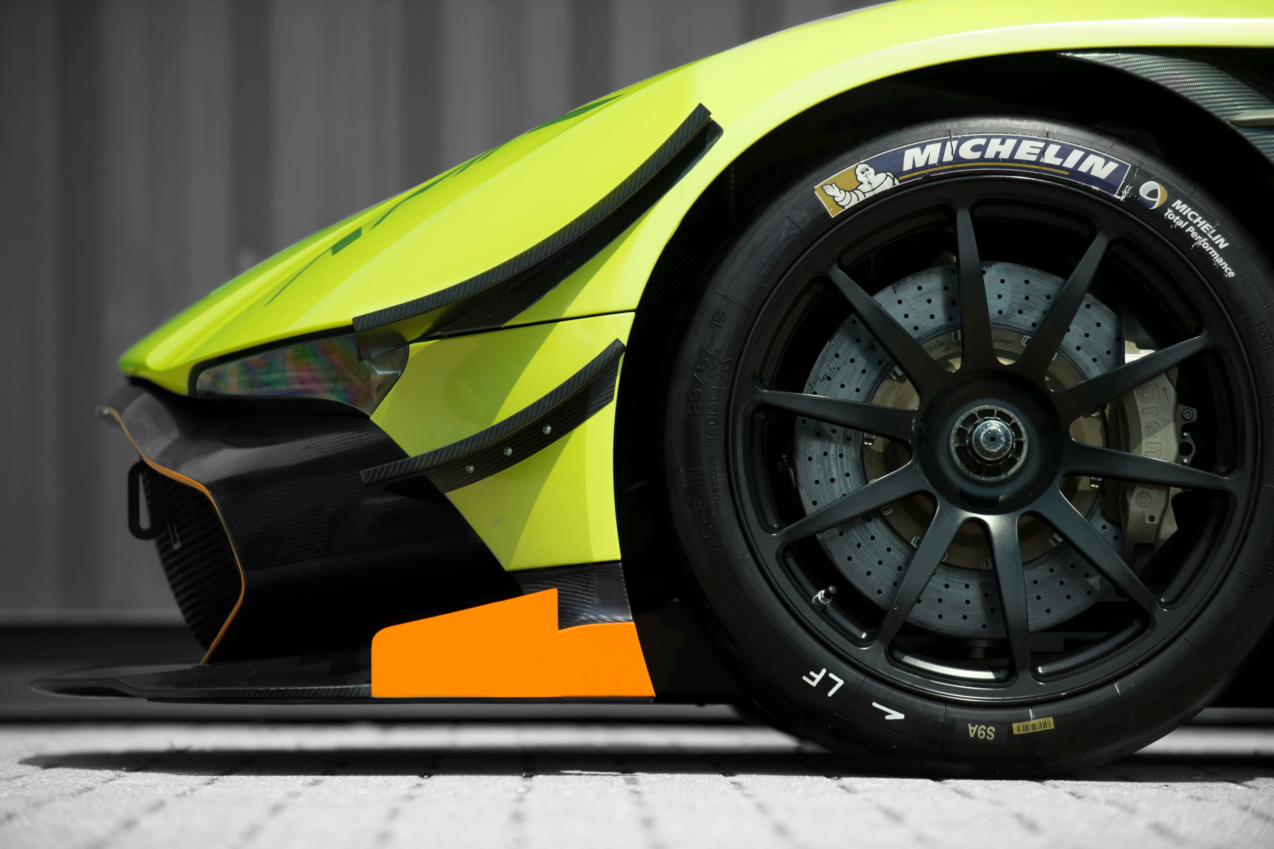 Brake disc, AMR Pro, MICHELIN, Splitter, Canary, Sports Car, Bus, 4K, 2017, Vulcan AMR Pro, Vulcan, Aston Martin Vulcan AMR Pro, Headlight, Aston Martin, HD Wallpaper