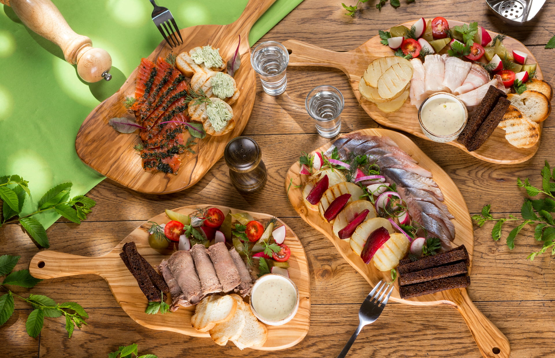 dinner, homemade, cutting, steak, herring, brown, hand, pork, food, vegetable, fat, boards, meals, wellbeing, spice, 1080P, eating utensil, leaf, plate, HD Wallpaper