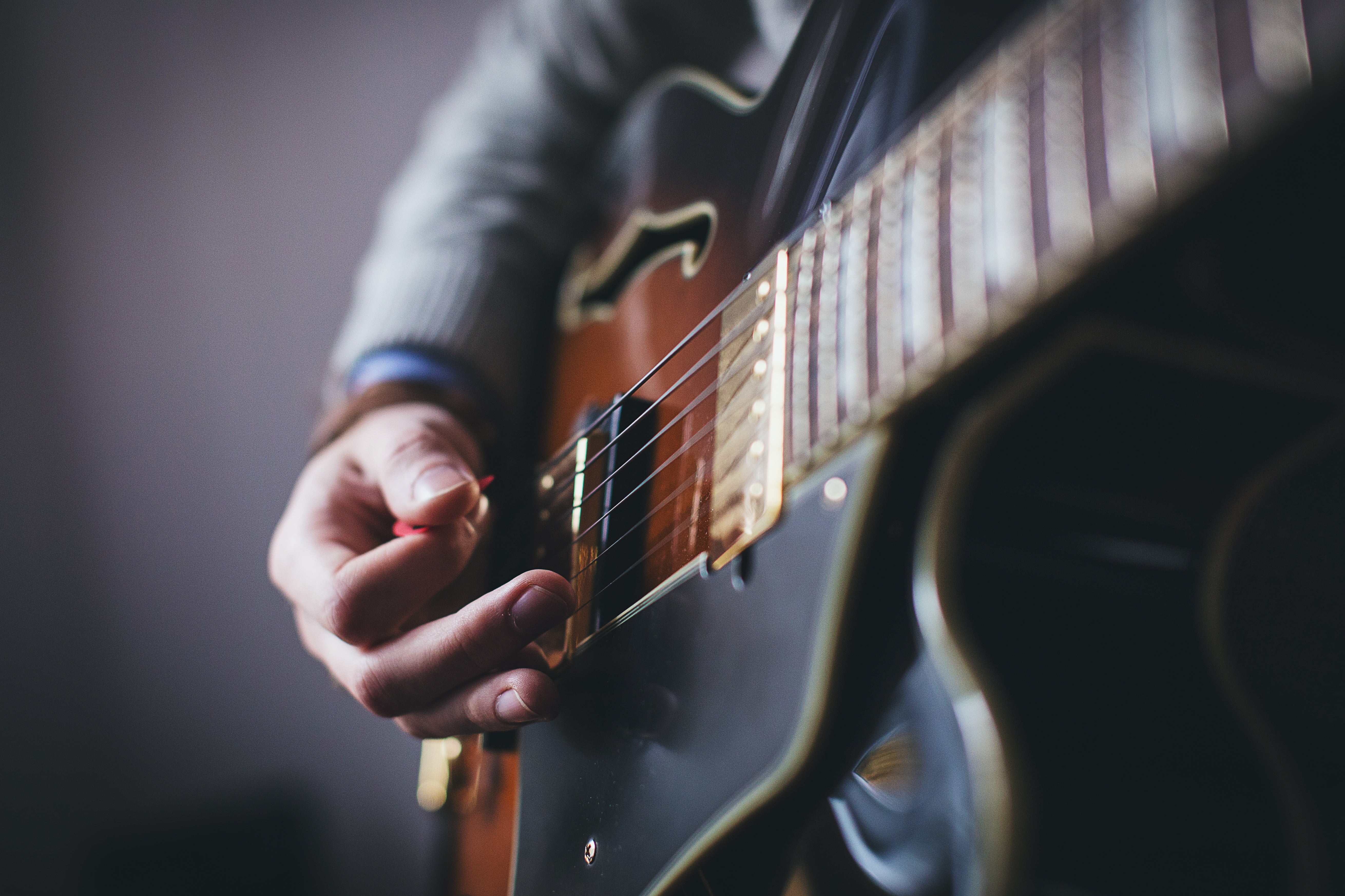 performance, performer, one Person, guitar, human Hand, stage, musical equipment, musical Band, finger, jazz Music, playing, sound, rock Music, music, arts culture and entertainment, HD Wallpaper