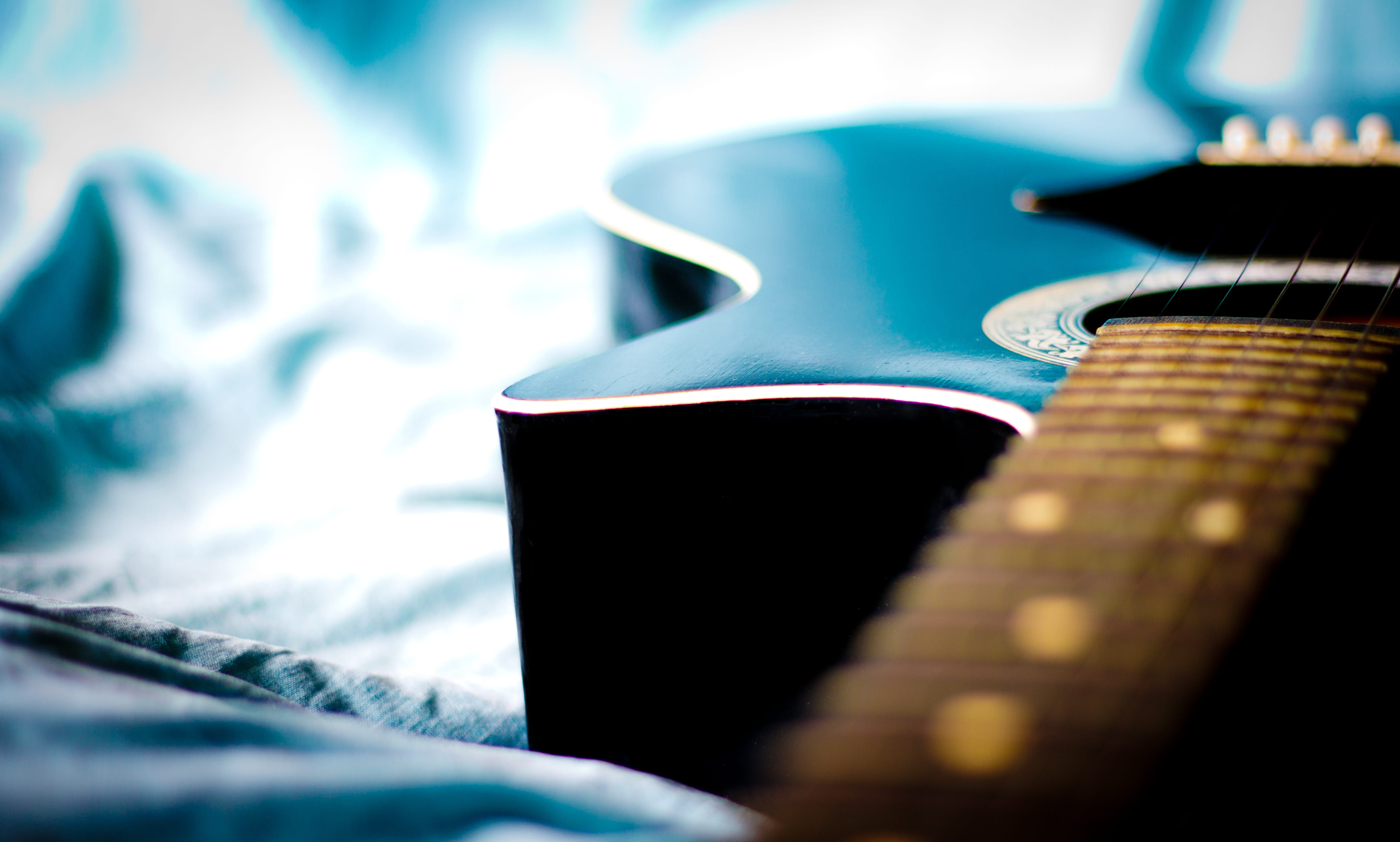 relaxation, strings, string instrument, connection, no people, blue, selective focus, arts culture and entertainment, singing, relax, still life, close-up, HD Wallpaper