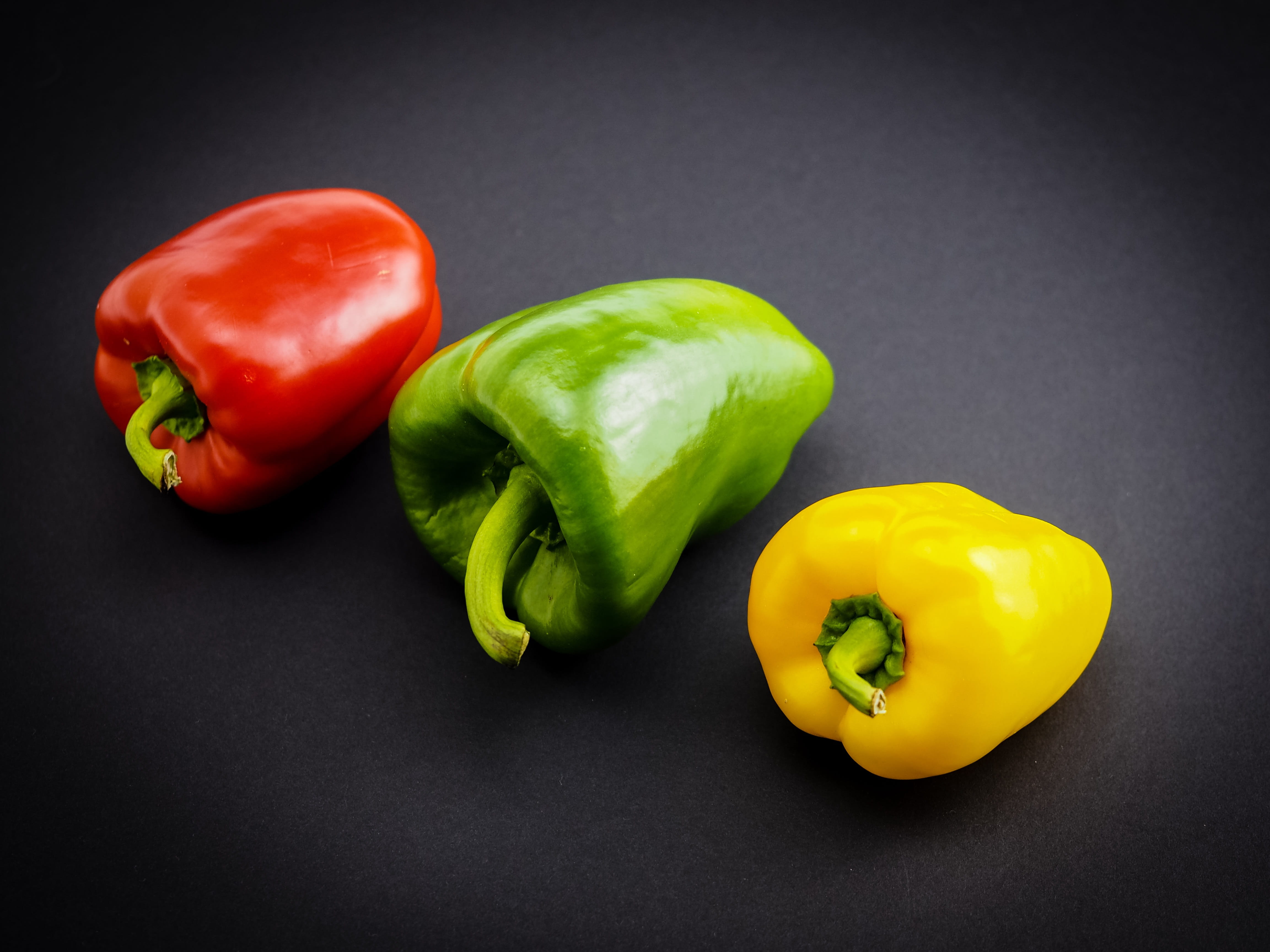 healthy, gray background, studio shot, vegetables, indoors, paprika, pepper, green, red, wellbeing, green peppers, sweet peppers, food and drink, close-up, HD Wallpaper