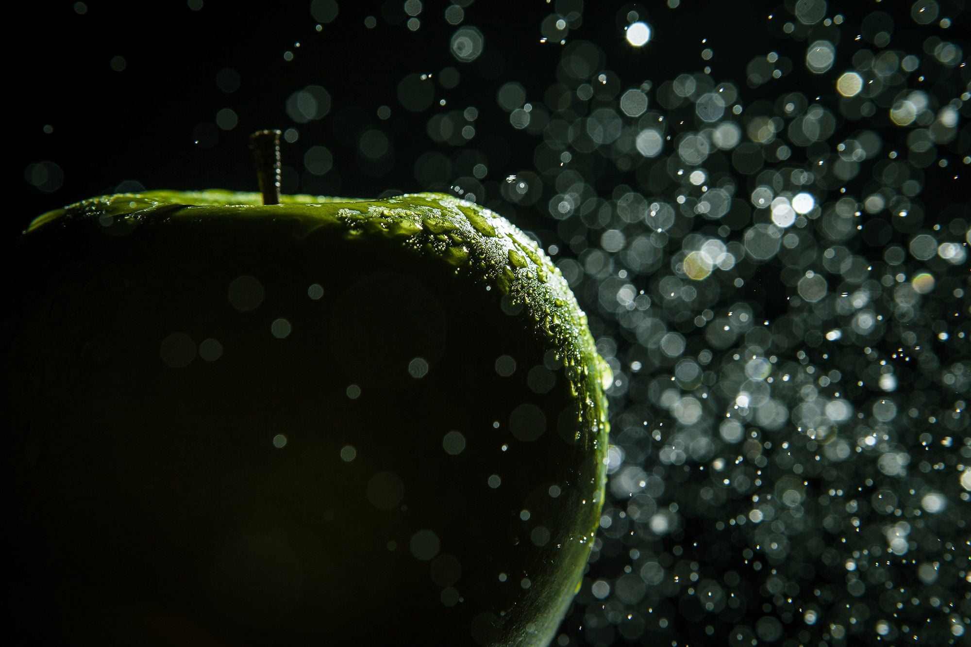 apples, ripe, organic, wet, healthy Eating, close-up, purity, raindrop, apple, green Color, outdoors, nature, wellbeing, refreshment, bokeh, freshness, HD Wallpaper