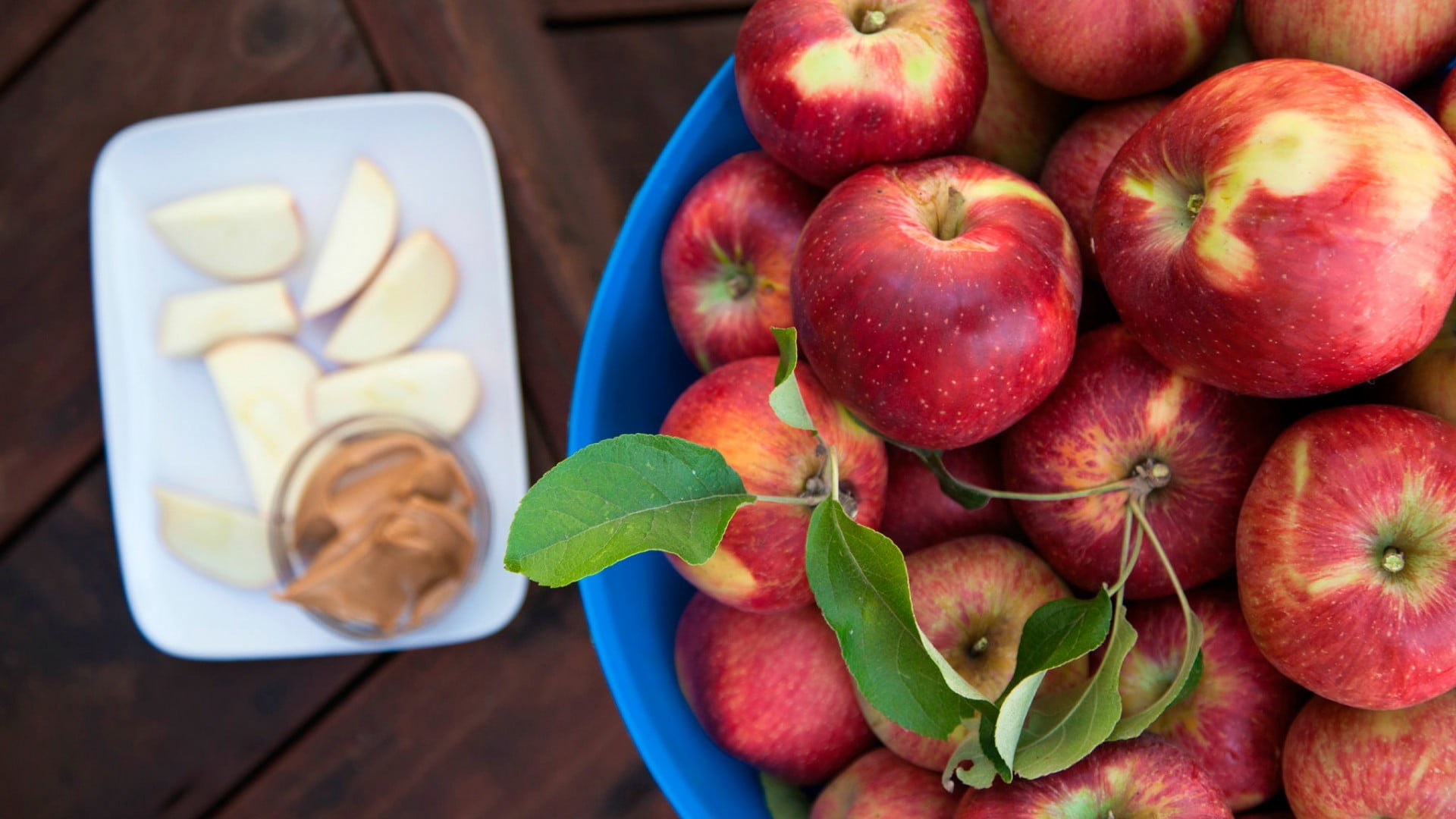 wellbeing, large group of objects, wood - material, day, apple, no people, fruit, leaves, table, still life, food and drink, apple - fruit, freshness, close-up, HD Wallpaper
