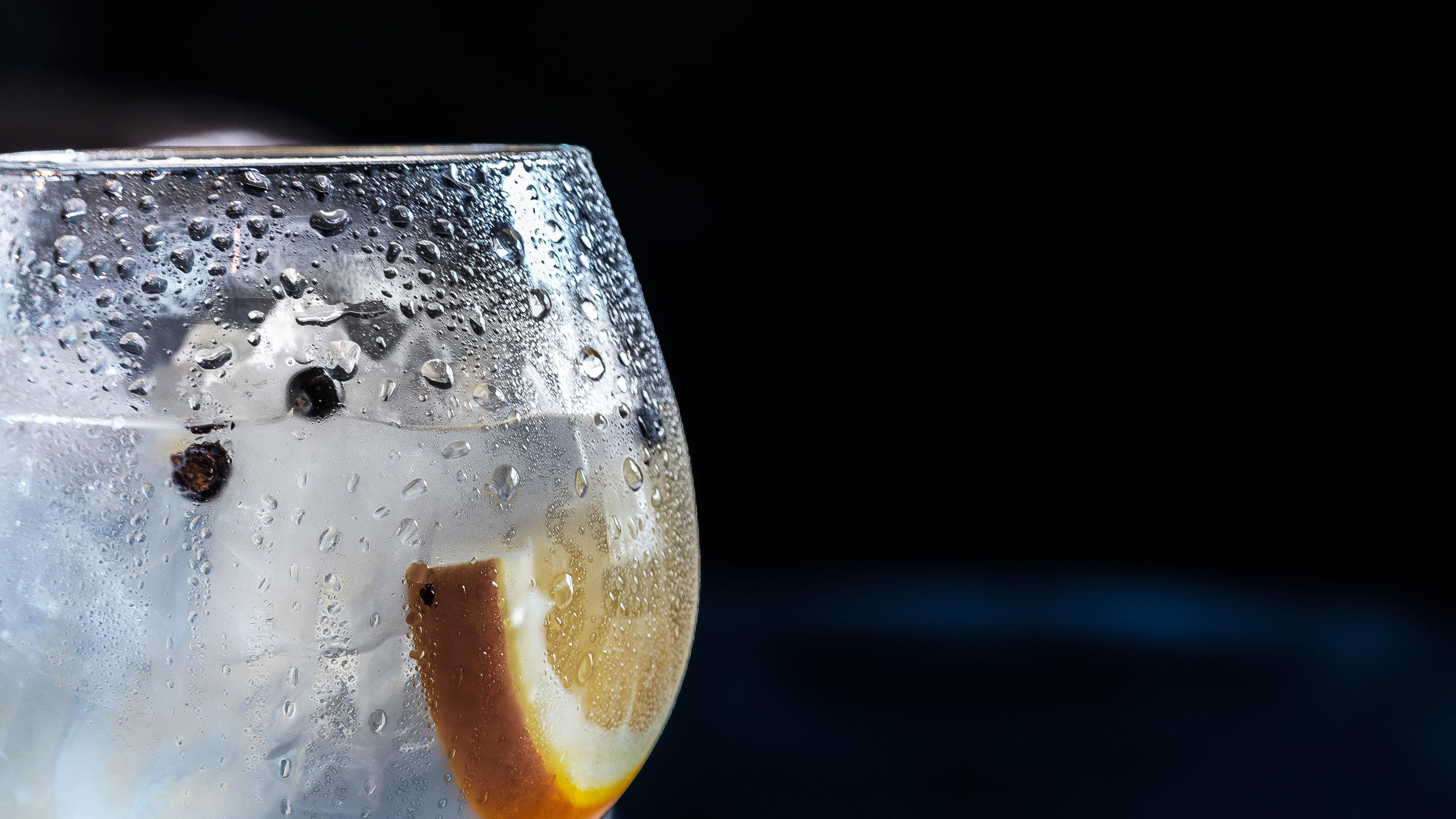 close-up, 2K, focus on foreground, cold temperature, sliced, glass, citrus, household equipment, splashing, indoors, chilled, black background, close, HD Wallpaper