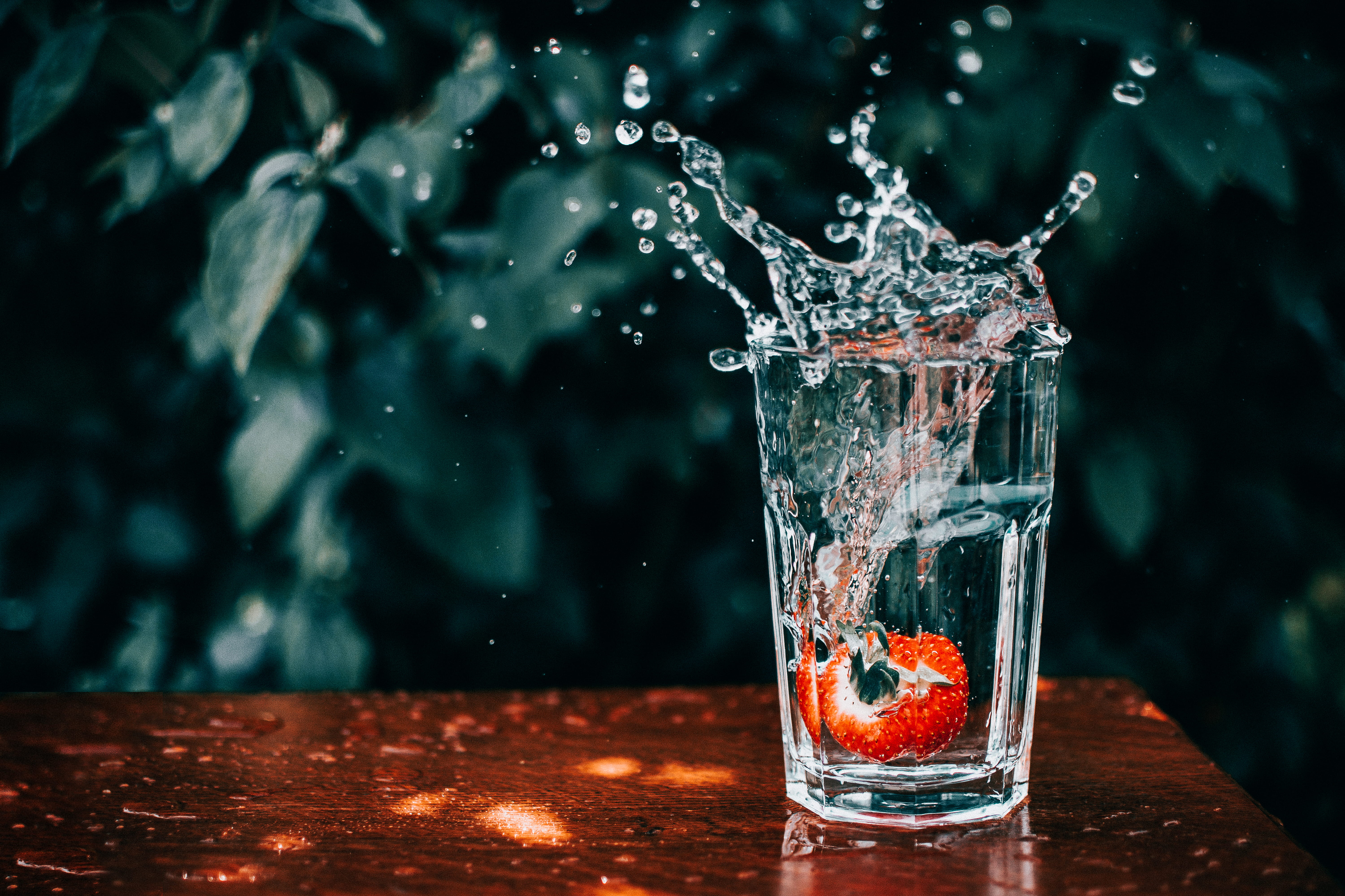 motion, water, drinking glass, strawberry, focus, transparent, splashing, glass - material, wooden table top, 5K, glass, black background, household equipment, HD Wallpaper
