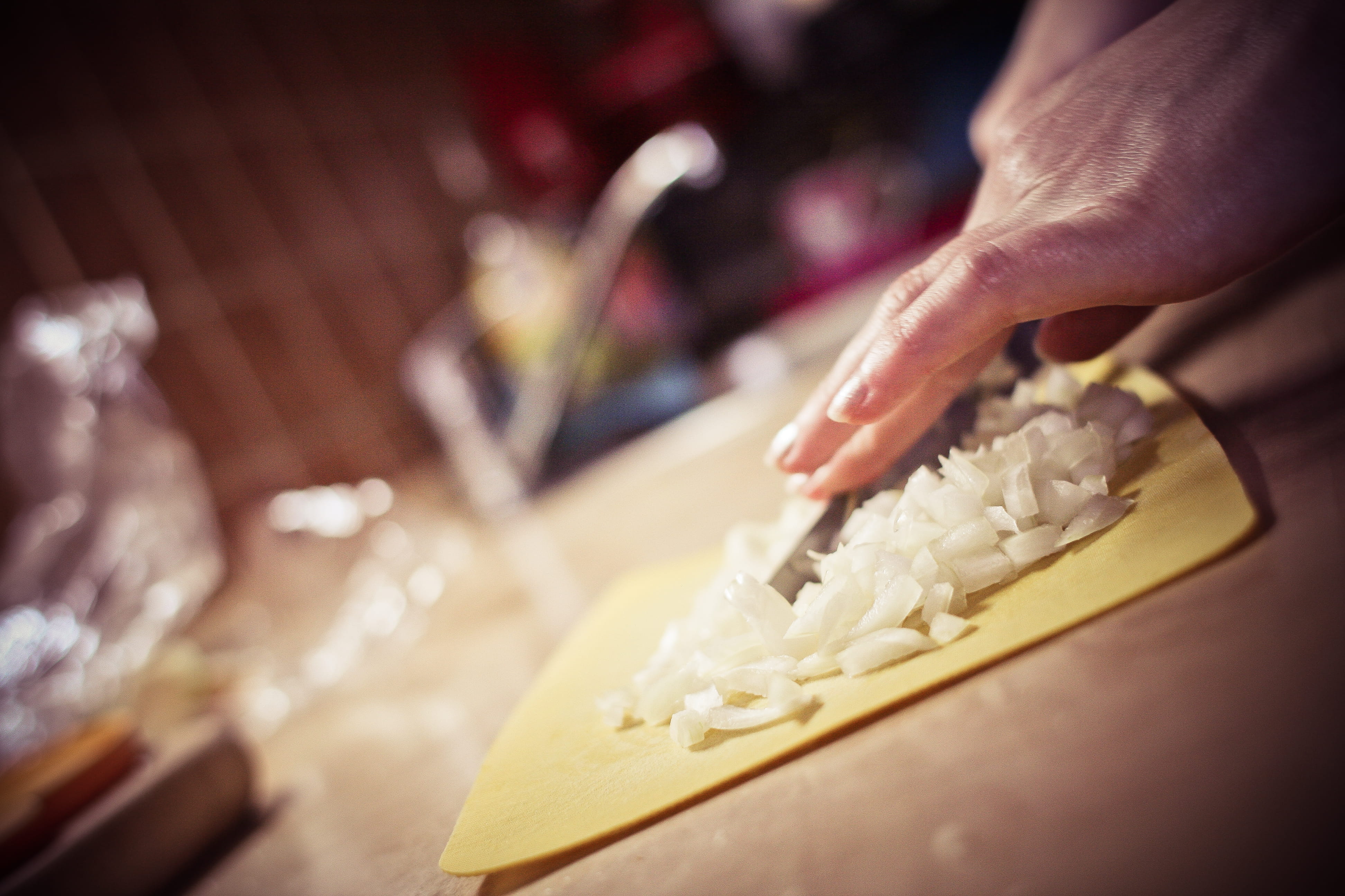 cutting Board, people, Slicing, indoors, slice, freshness, meal, Kitchen, temptation, Onions, close-up, kitchen Knife, food And Drink, food, unrecognizable person, HD Wallpaper