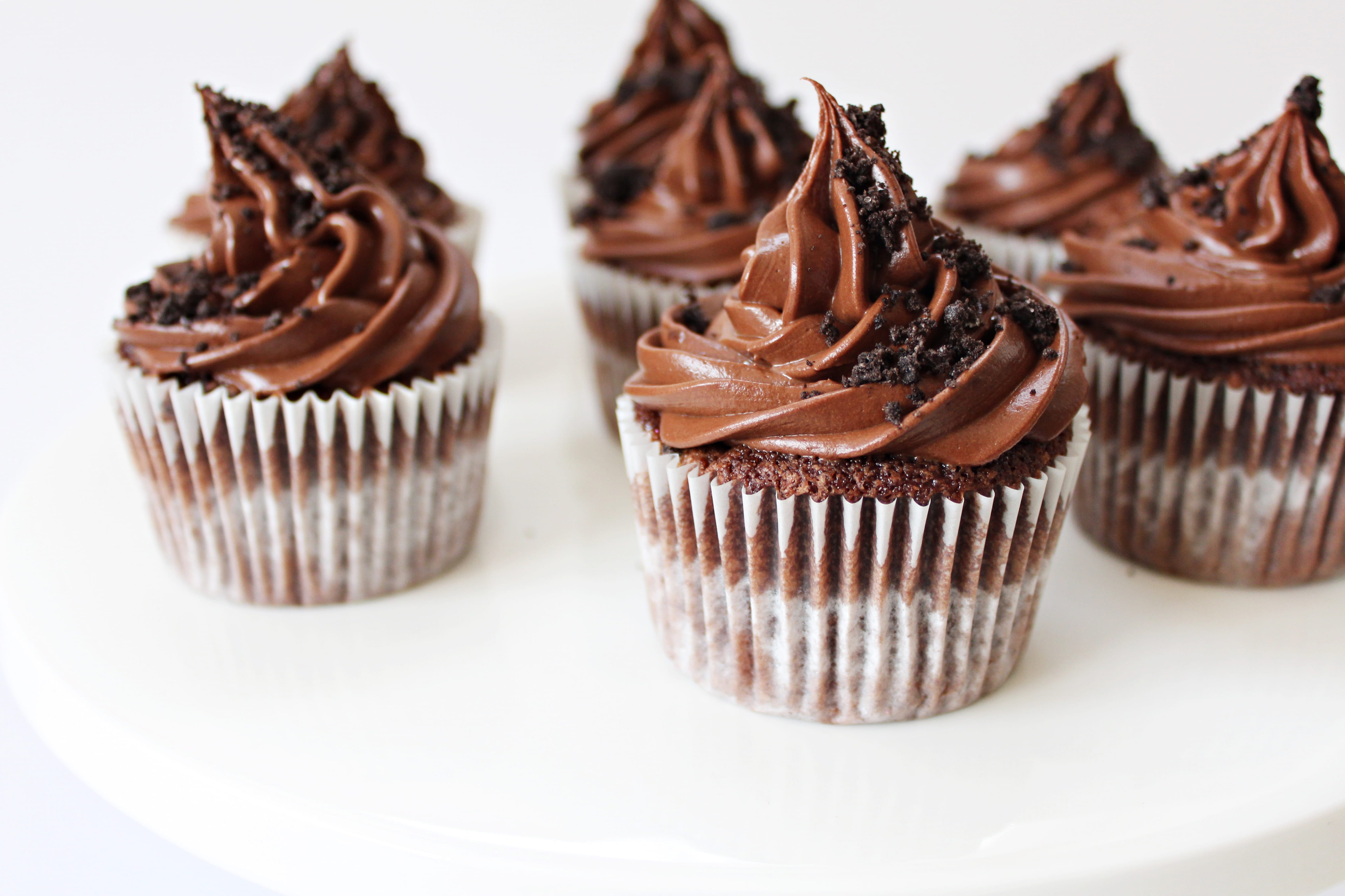 Chocolate, sweet Food, baked, close-up, white background, temptation, indulgence, dessert, cupcake holder, snack, food, indoors, muffin, icing, cake, Cupcakes, HD Wallpaper