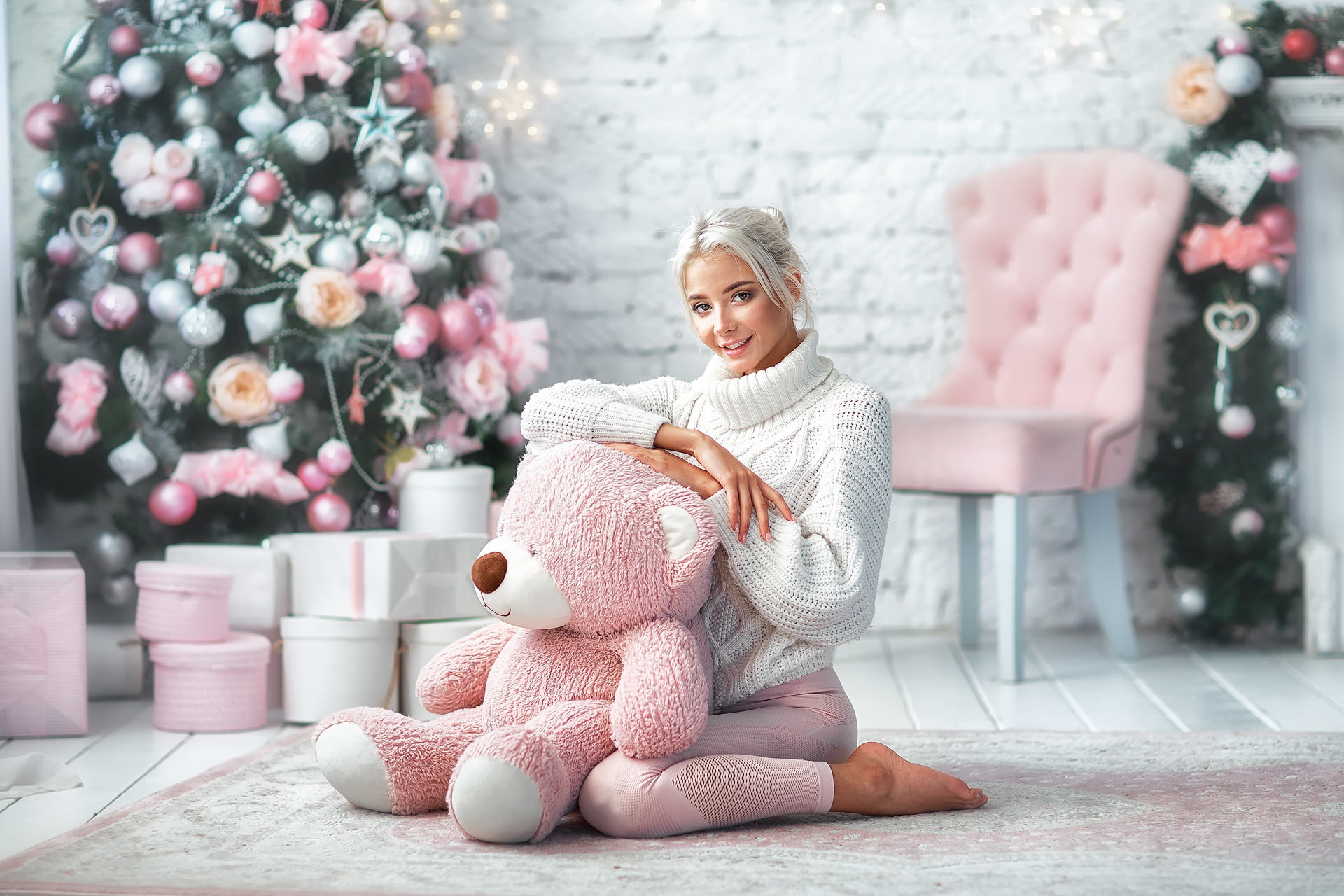 sweater, Katerina Shiryaeva, Anastasia Barmina, New year, bear, girl, smile, Teddy bear, 1080P, look, mood, tree, pose, HD Wallpaper