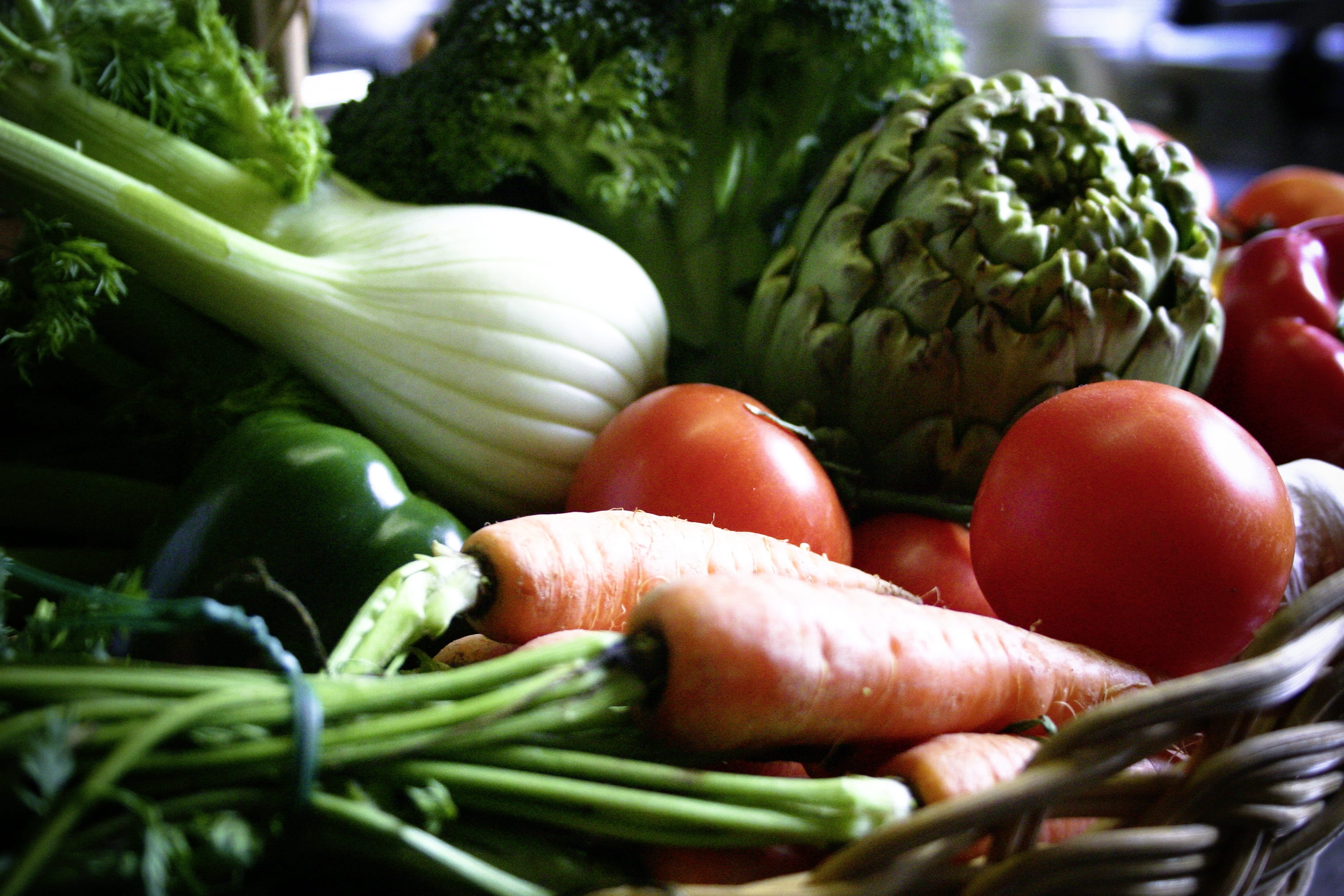 basket, 2K, freshness, no people, healthy, root vegetable, vegetables, fruit, leeks, green color, fennel, tomato, ingredients, potatoes, vitamins, variation, HD Wallpaper