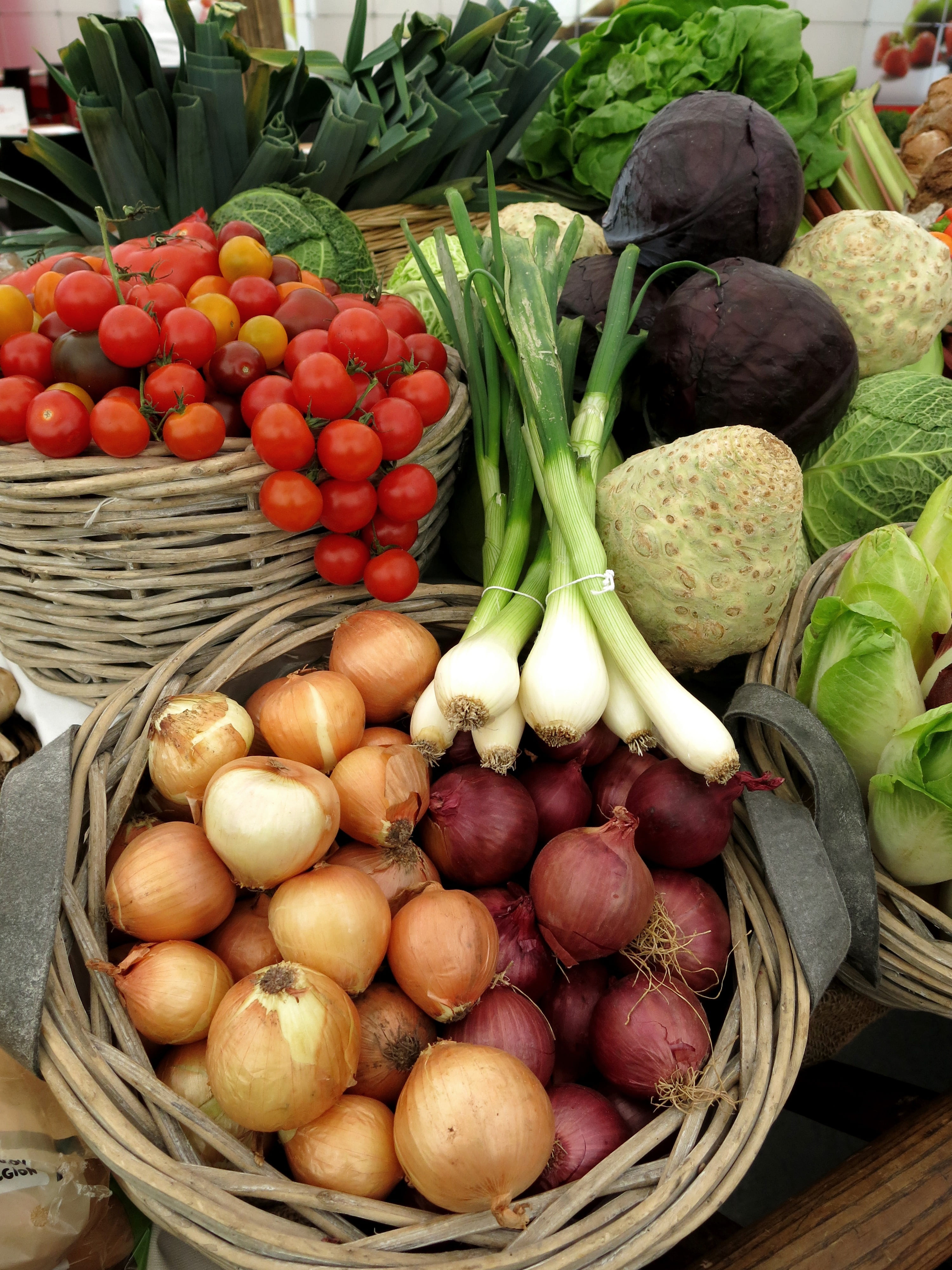 switzerland, harvest, leek, assorted, food and drink, eat, delicious, range, no people, potatoes, onions, large group of objects, kabis, farm, ingredients, Phone HD Wallpaper