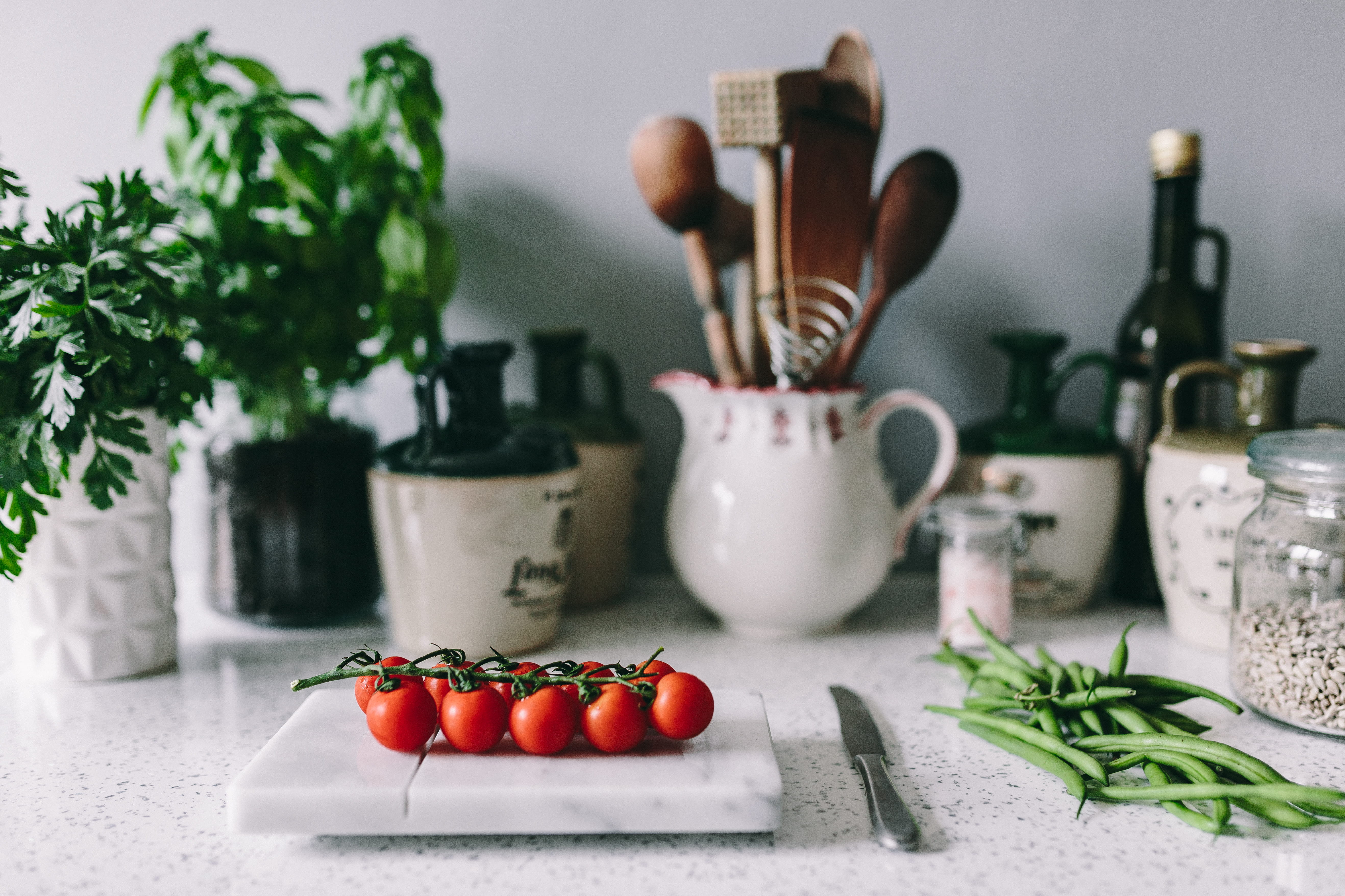 spices, vegetable, green peas, still life, wood - material, nature, food And Drink, greenery, herb, cooking, freshness, 5K, cutting board, food, vegetables, HD Wallpaper