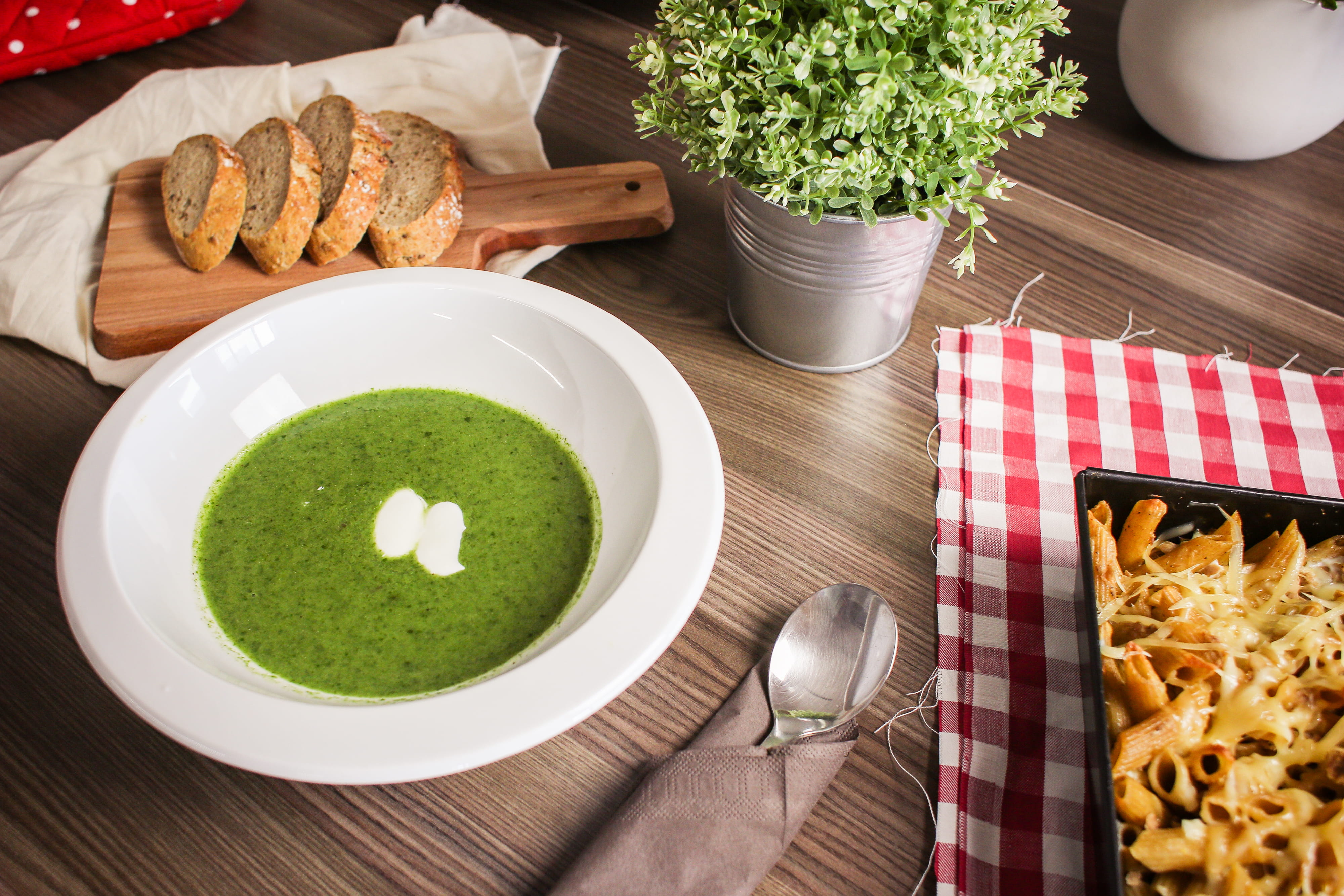 herb, no people, green color, hungry, bread, indoors, slices, foodie, vegetarian food, bowl, food, healthy Eating, plate, ingredient, soup, Spinach Soup, HD Wallpaper