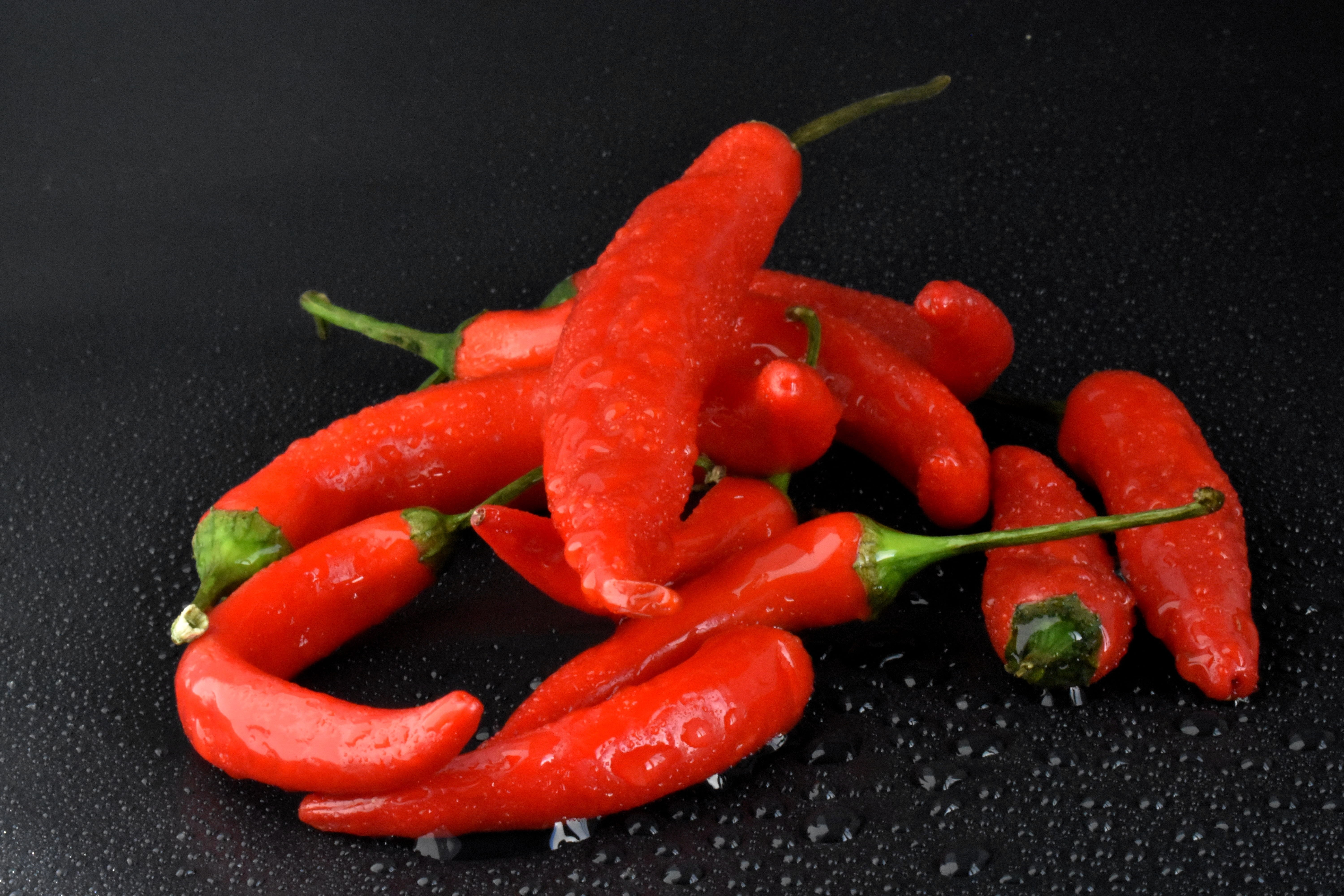 cayenne pepper, black background, wellbeing, chile, ingredients, capsicum, close-up, vegetable, studio shot, food, macro, food and drink, pepper - vegetable, HD Wallpaper