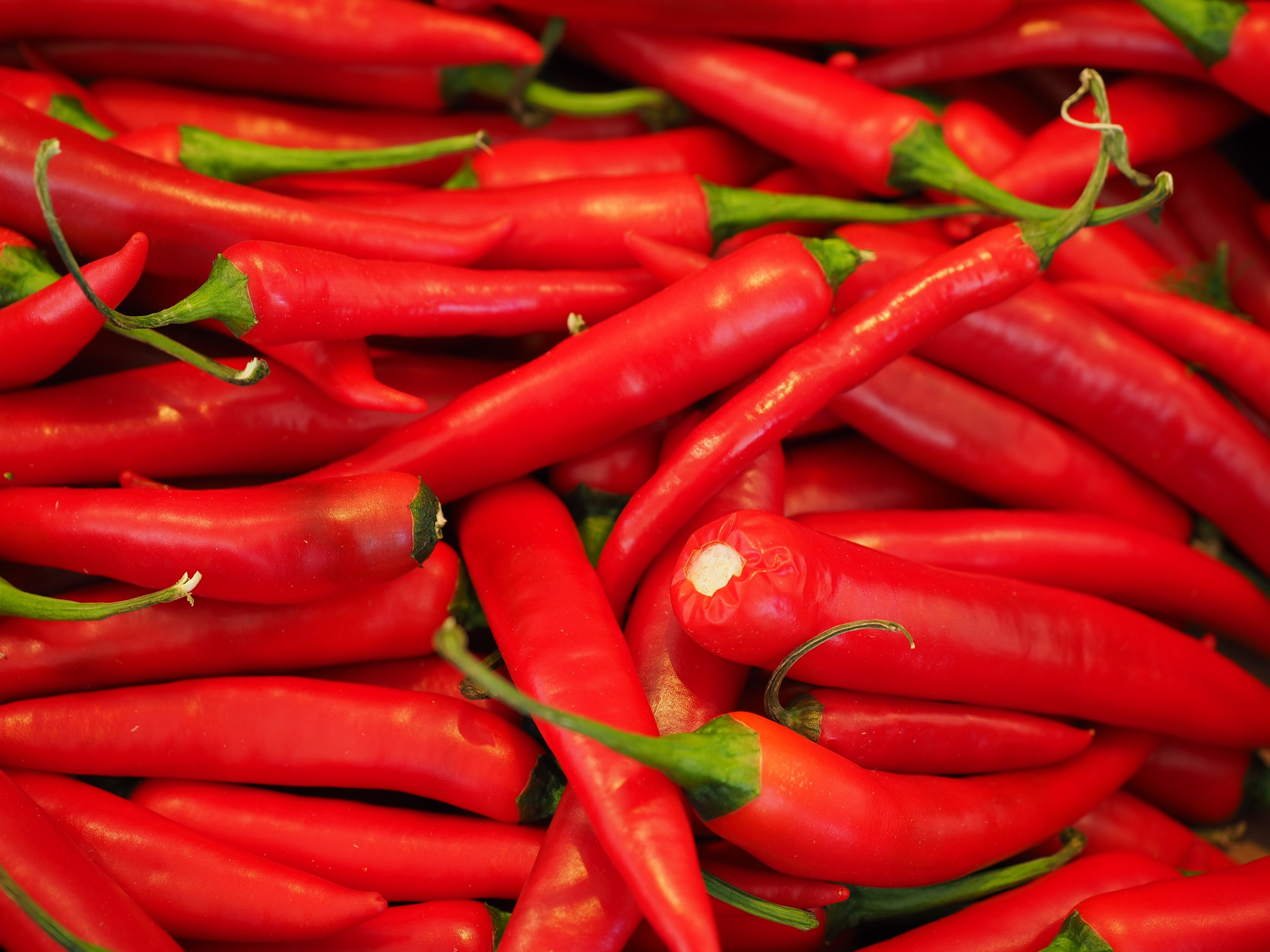 fiery, pepper - Vegetable, backgrounds, peppers, vegetables, market, capsicum, pepper, chili Pepper, wellbeing, chilli pepper, nachtschattengewächs, sharp, HD Wallpaper