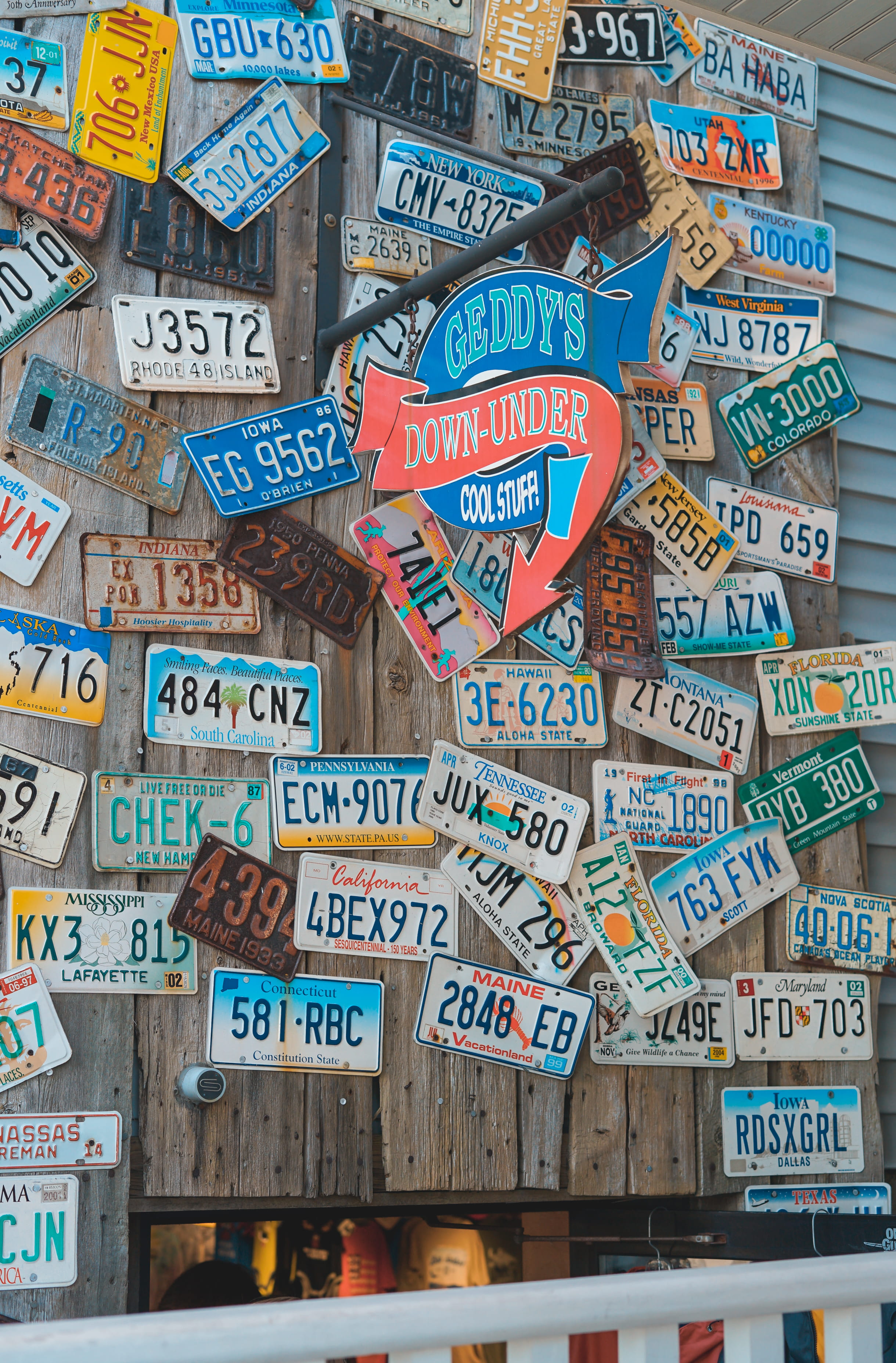 mounted, us states, shopping, down under, cool stuff, backgrounds, uSA, street, retro, 2K, plate, direction, shop, classic, sign, old, shop front, wall, Phone HD Wallpaper