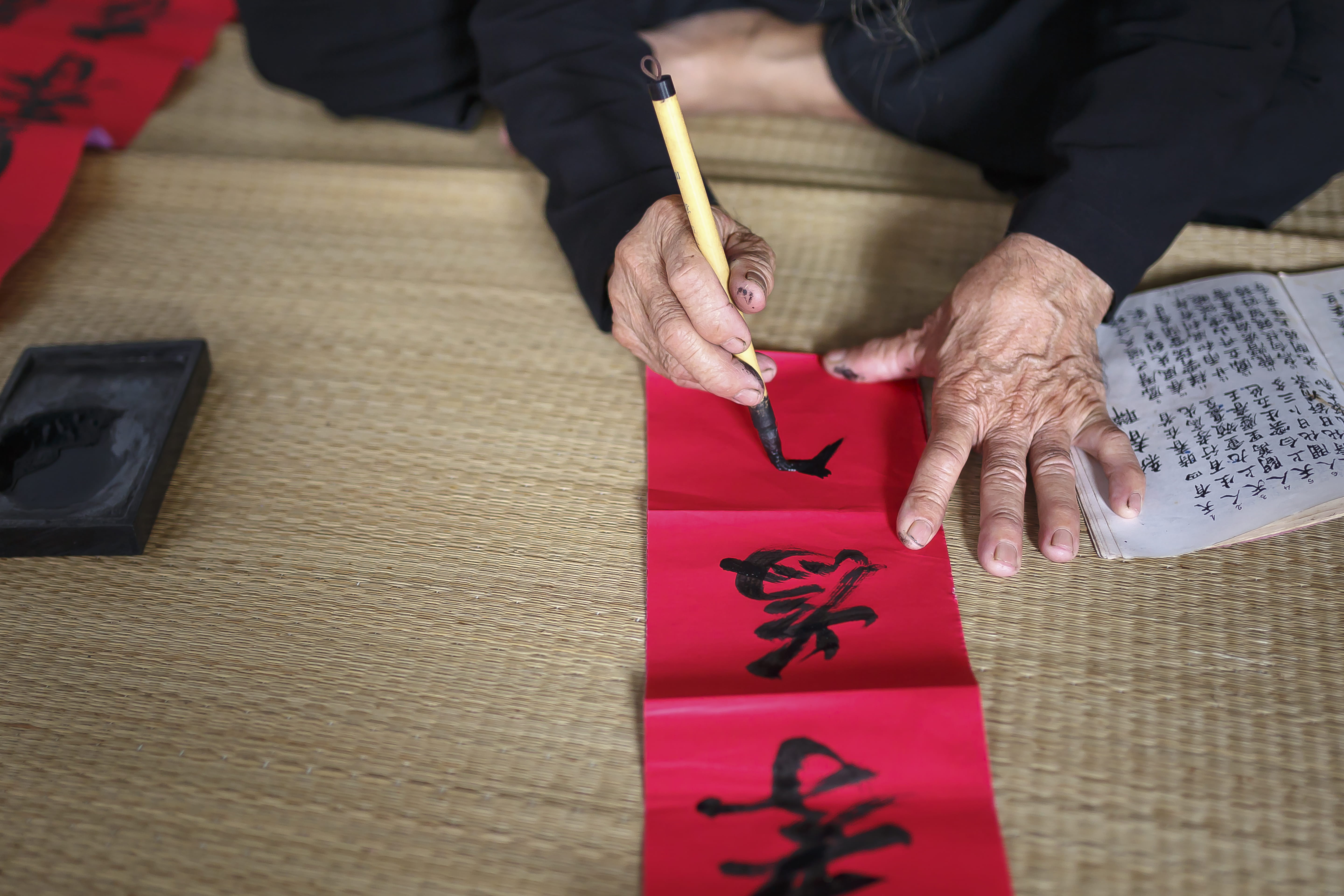 script, hand, midsection, men, mat, man, writing, working, elderly, non-western script, indoors, administration, paper, business, real people, table, red, HD Wallpaper