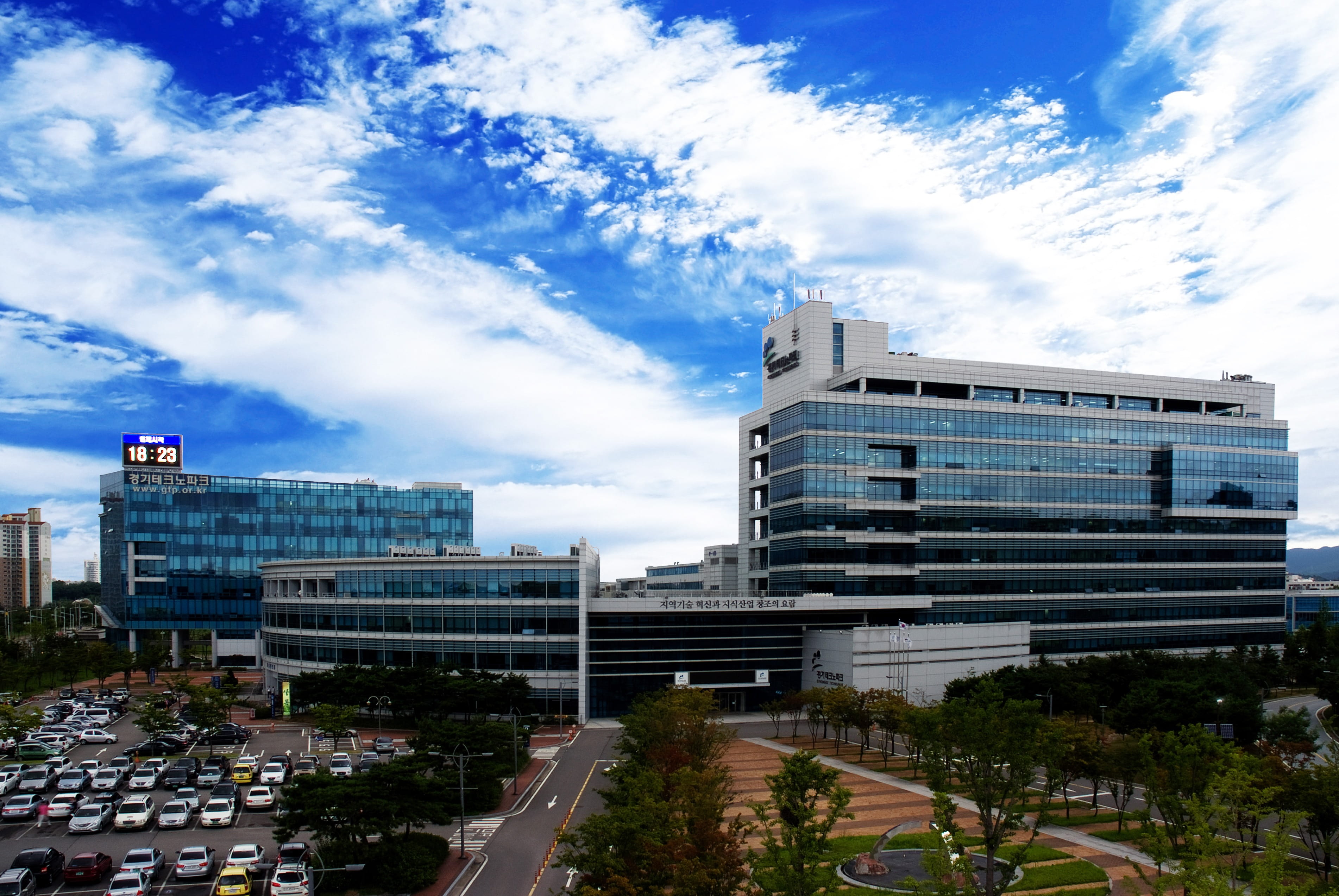 modern, outdoors, nature, skyscraper, cloud - sky, sky, city, 2K, day, architecture, gyeonggi techno park, apartment, office, no people, plant, office building exterior, HD Wallpaper