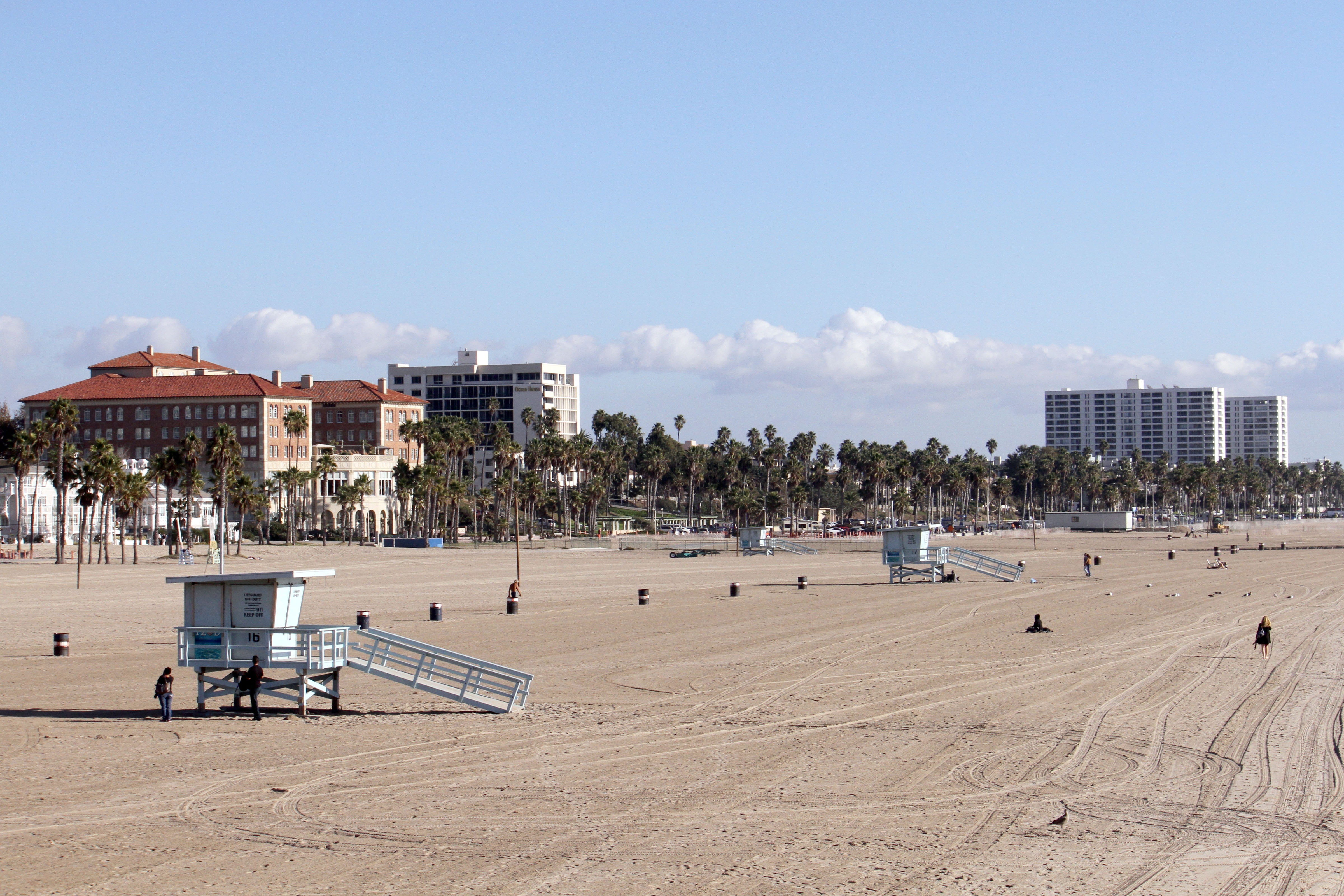 residential district, los, incidental people, apartment, blue, sand, land, safeguard, usa, sunlight, vacation, landscape, venice beach, lifeguard hut, hut, HD Wallpaper