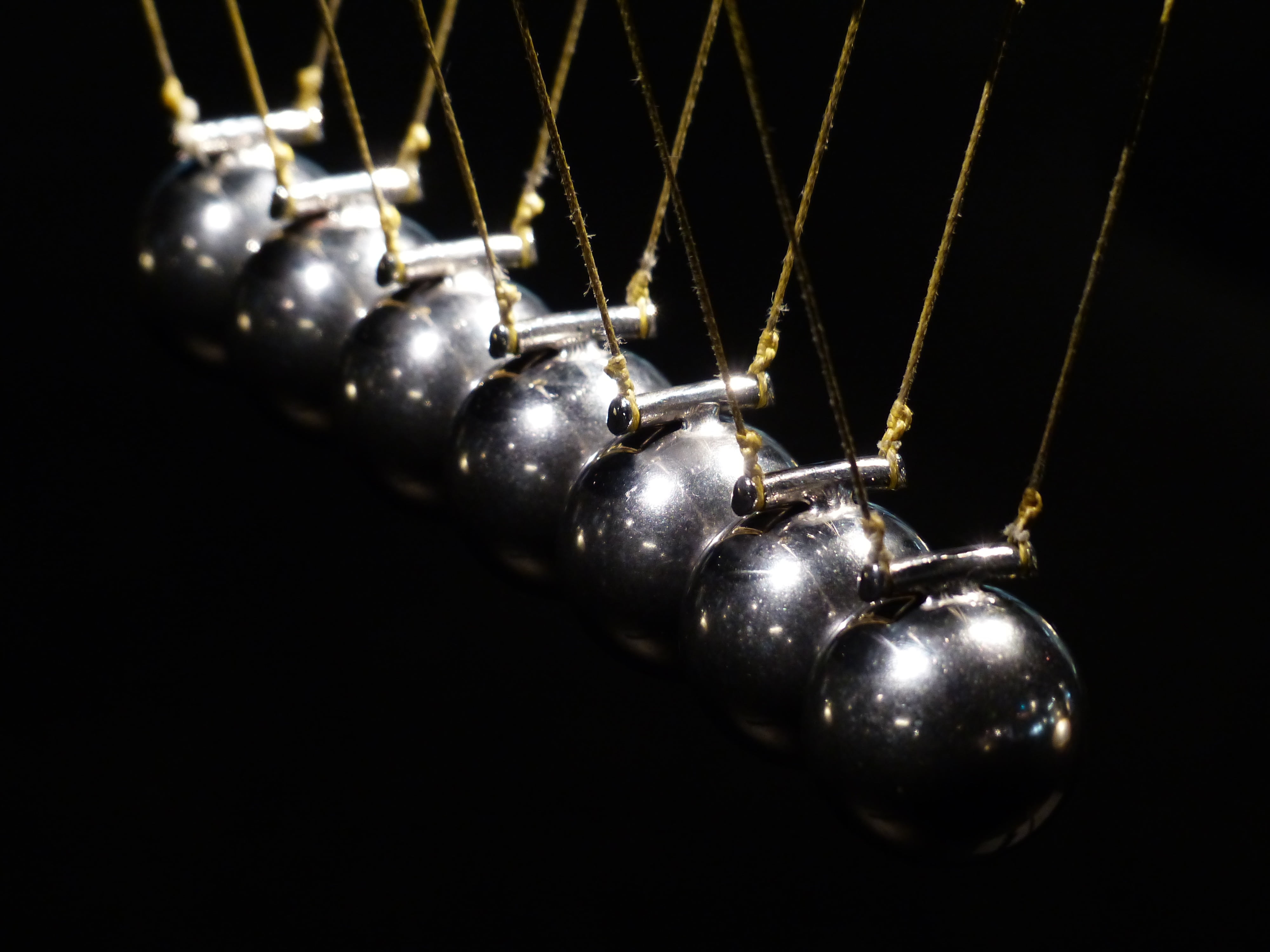single object, click clack, shock, 4K, decoration, close-up, s, shiny, christmas ornament, selective focus, jewelry, conservation of momentum, play, physics, HD Wallpaper