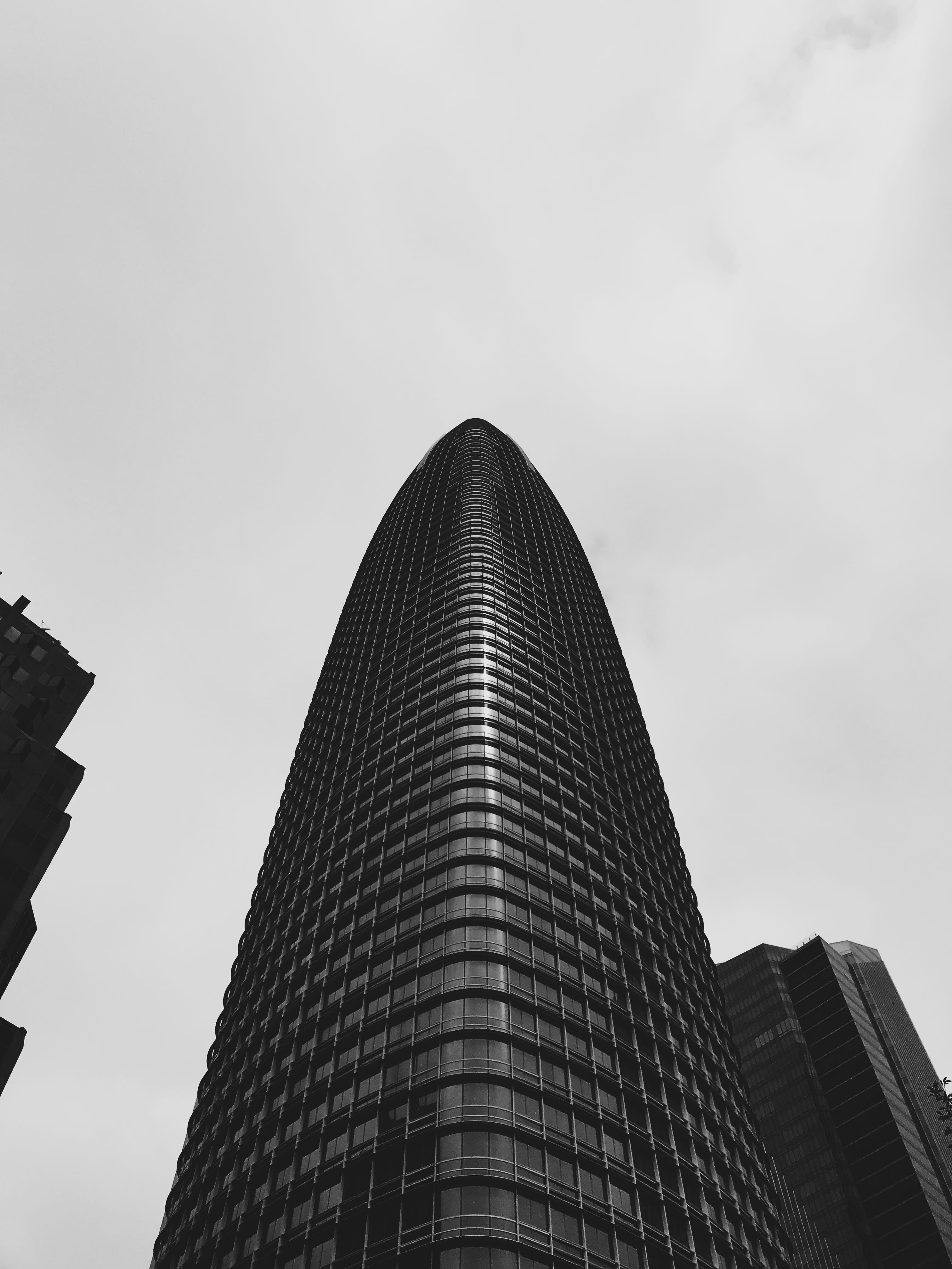 office building exterior, outdoors, building exterior, low angle view, no people, tall - high, tower, black and white, sky, salesforcetower, san francisco, Phone HD Wallpaper
