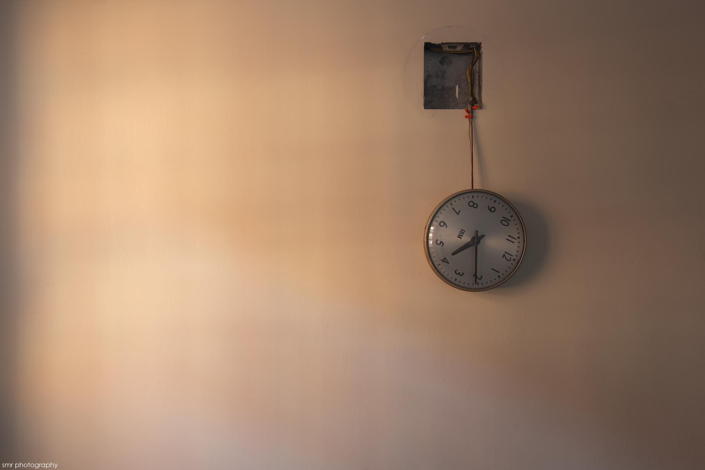 clock, simplicity, instrument of time, single object, time, clock face, 1080P, number, minute hand, close-up, accuracy, technology, copy space, table, HD Wallpaper
