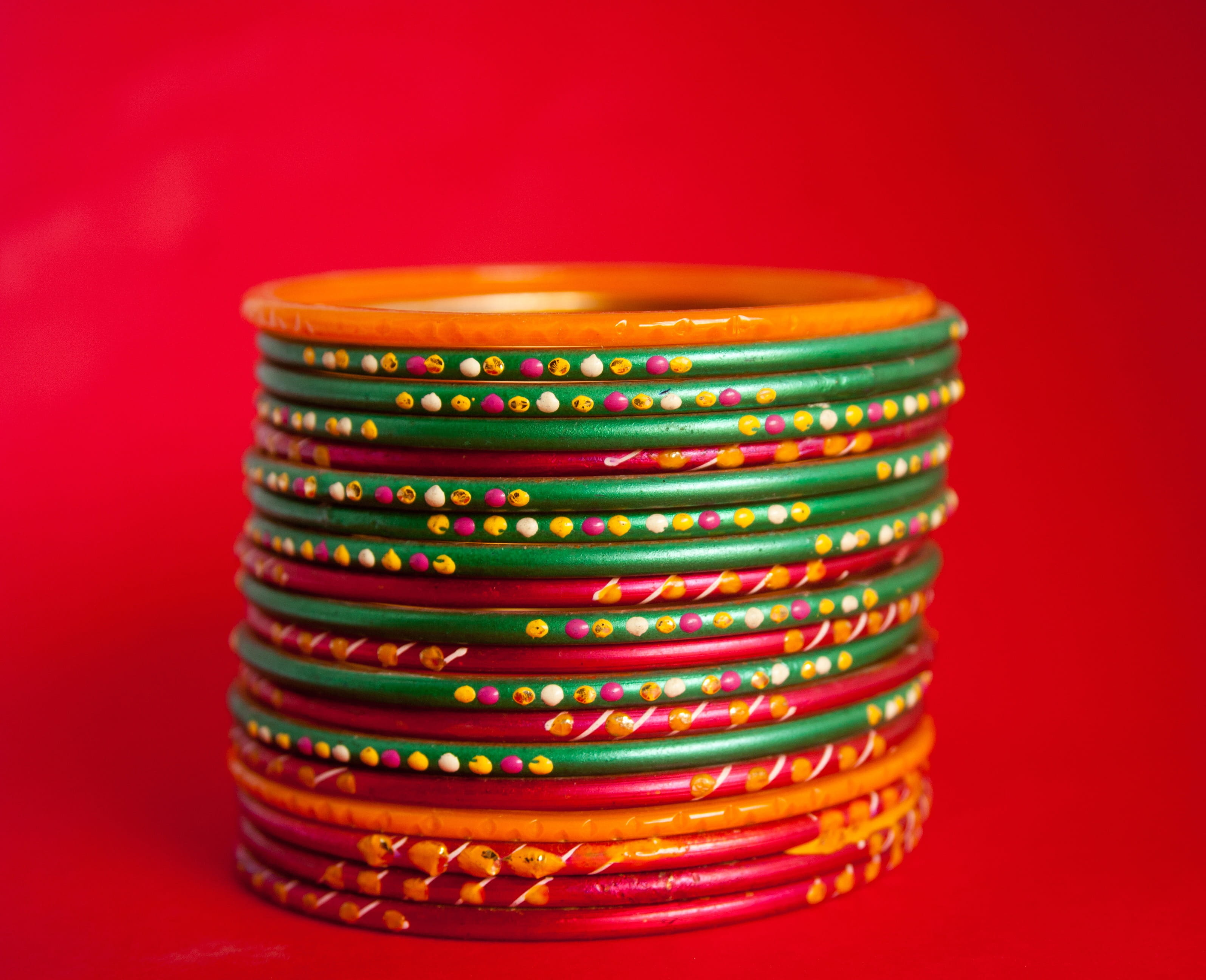 gorgeous, still life, close-up, girls, multi colored, pattern, studio shot, Colorful, glass, red, large group of objects, Bangles, variation, accessories, HD Wallpaper