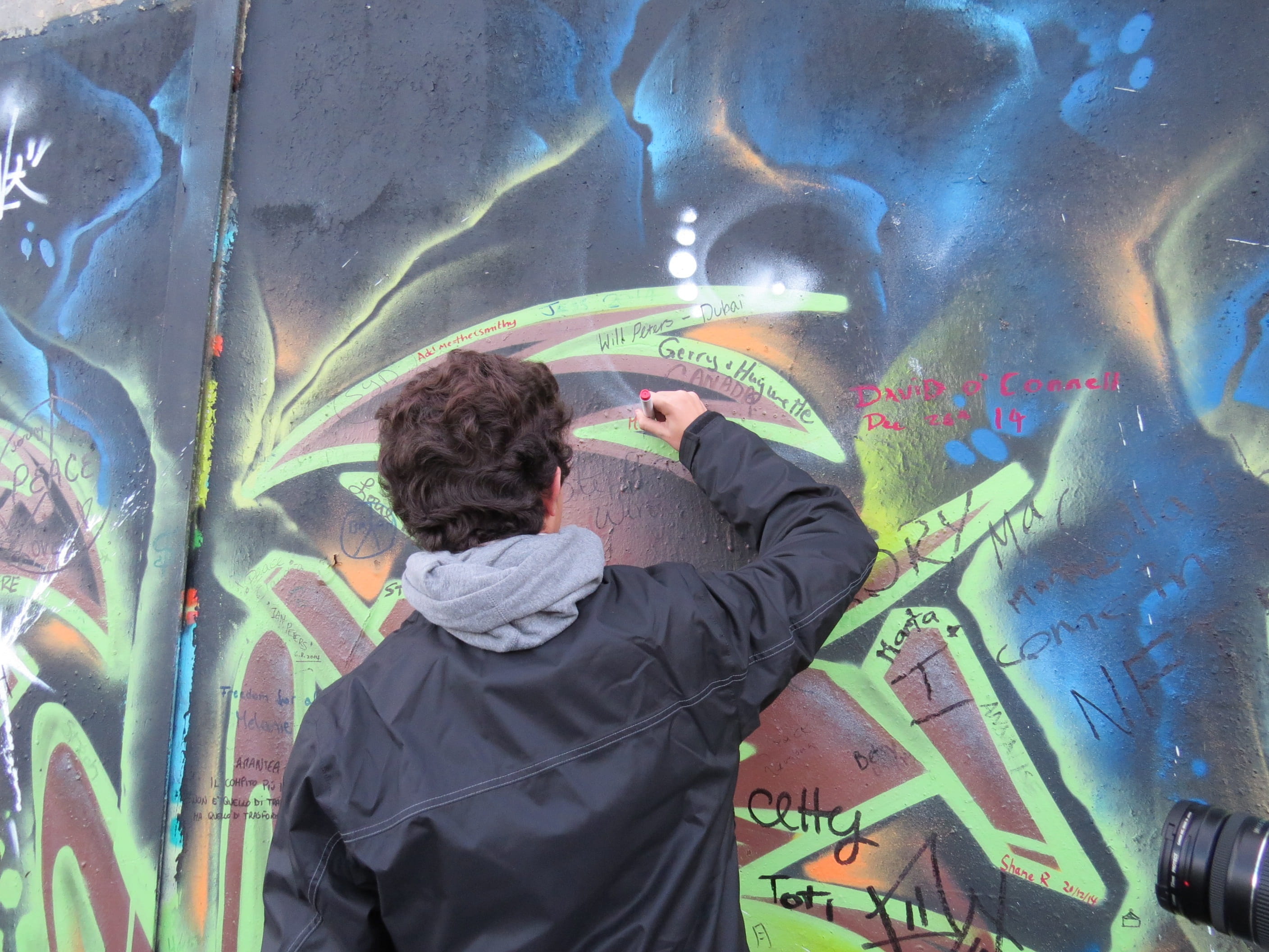 people, graffiti, Tourists, young men, one man only, art and craft, casual clothing, Colors, lifestyles, real people, one person, paint, occupation, street art, HD Wallpaper