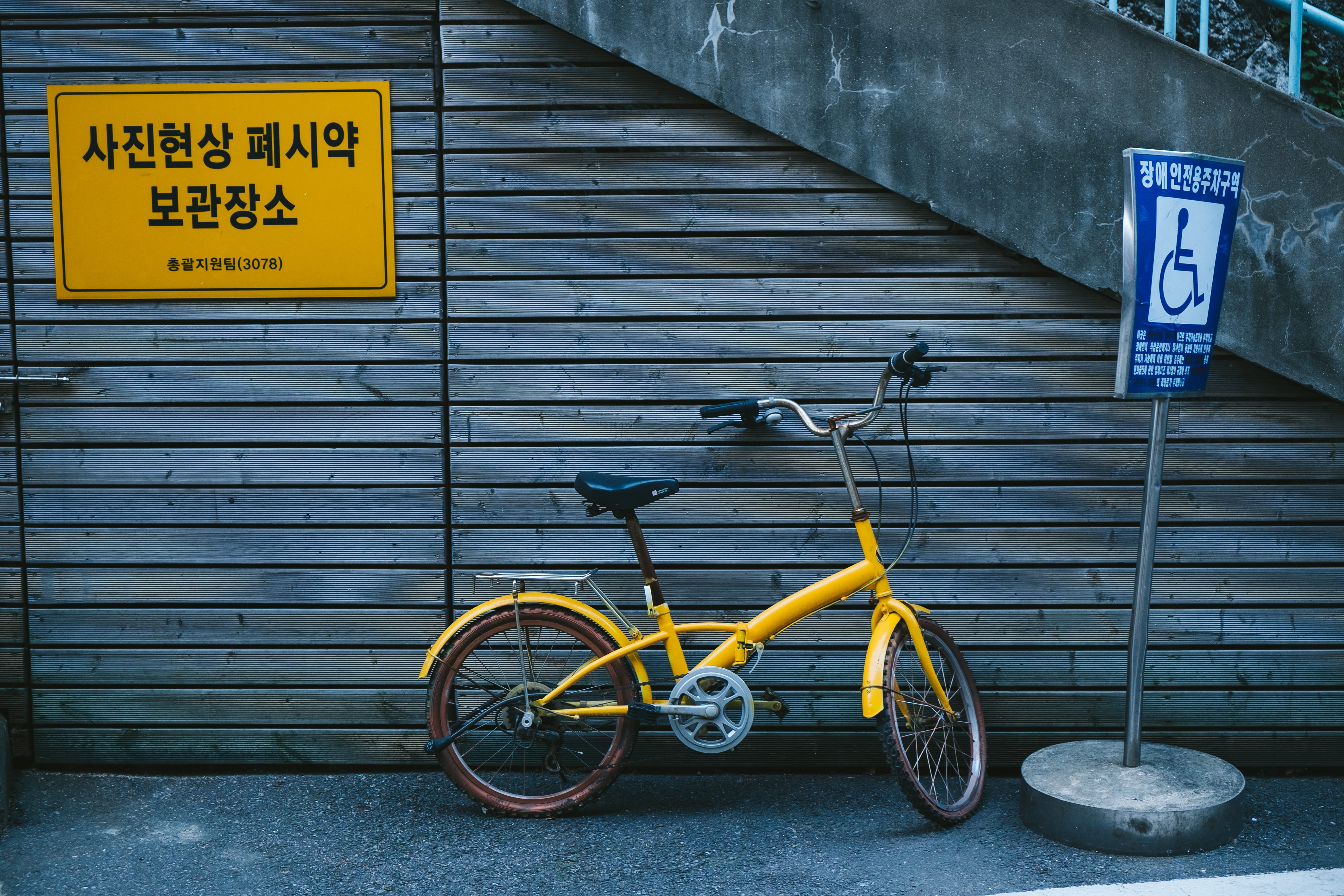 hangul, information sign, no people, bike, korea, yellow, outdoors, architecture, land vehicle, transportation, built structure, communication, 4K, accessibility, HD Wallpaper