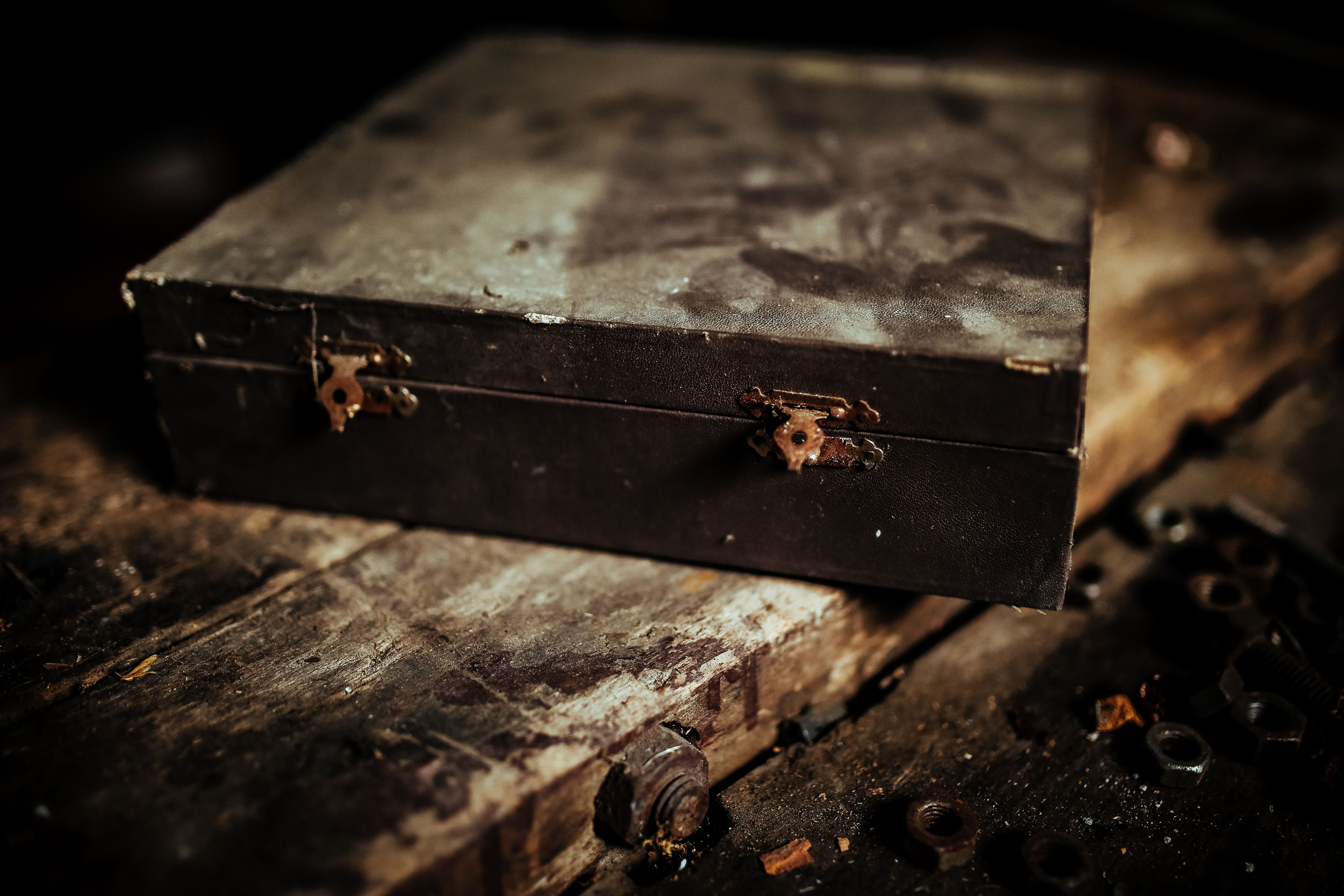 work tool, 4K, dirty, selective focus, nature, wooden, antique, black background, brown, weathered, metal, focus on foreground, dust, garage, book, obsolete, HD Wallpaper