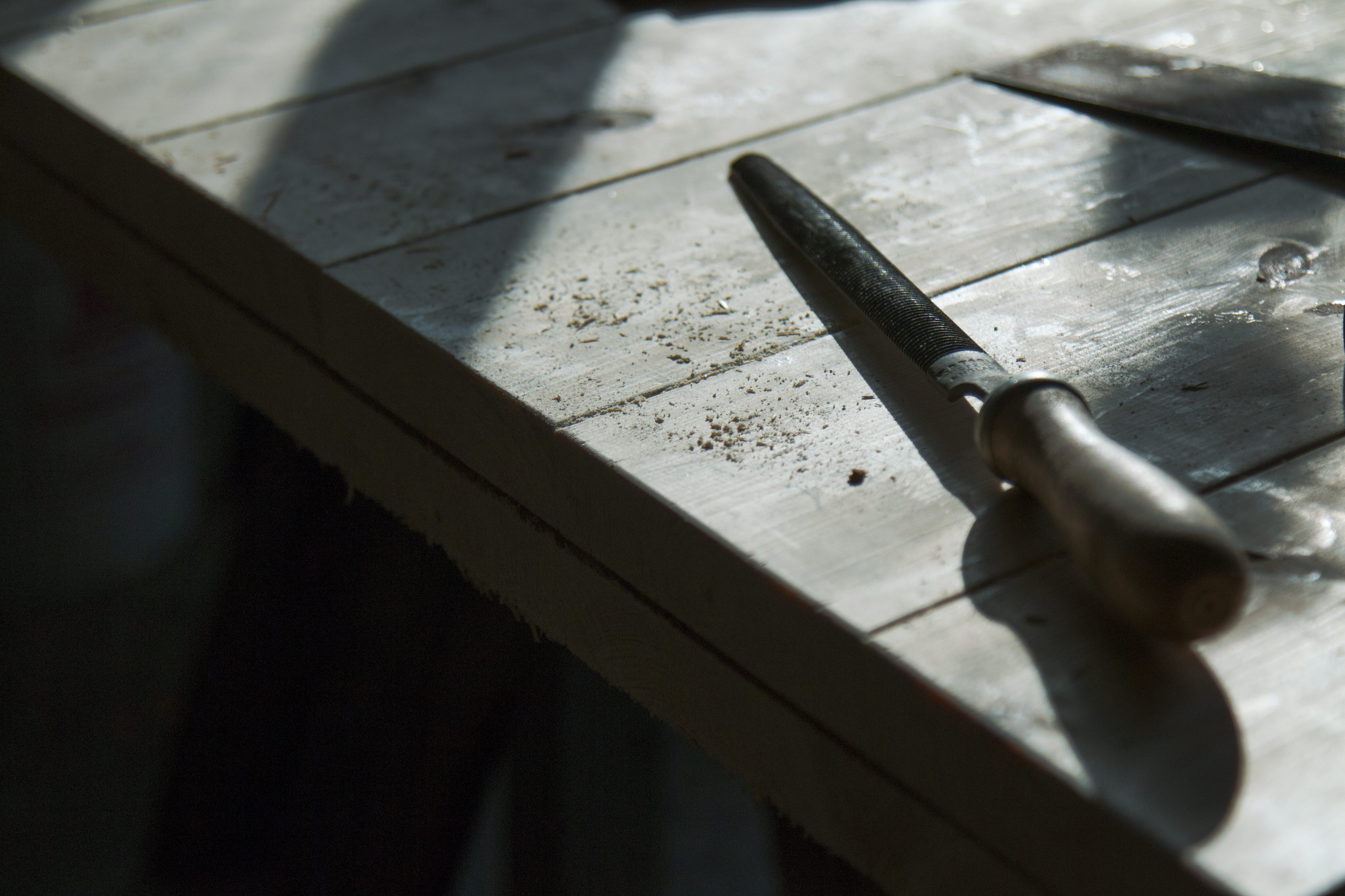 5K, shadow, safety, old, craft, no people, gray, still life, repair, traditional, close-up, black, board, antique, vintage, occupation, saw, tool, day, HD Wallpaper