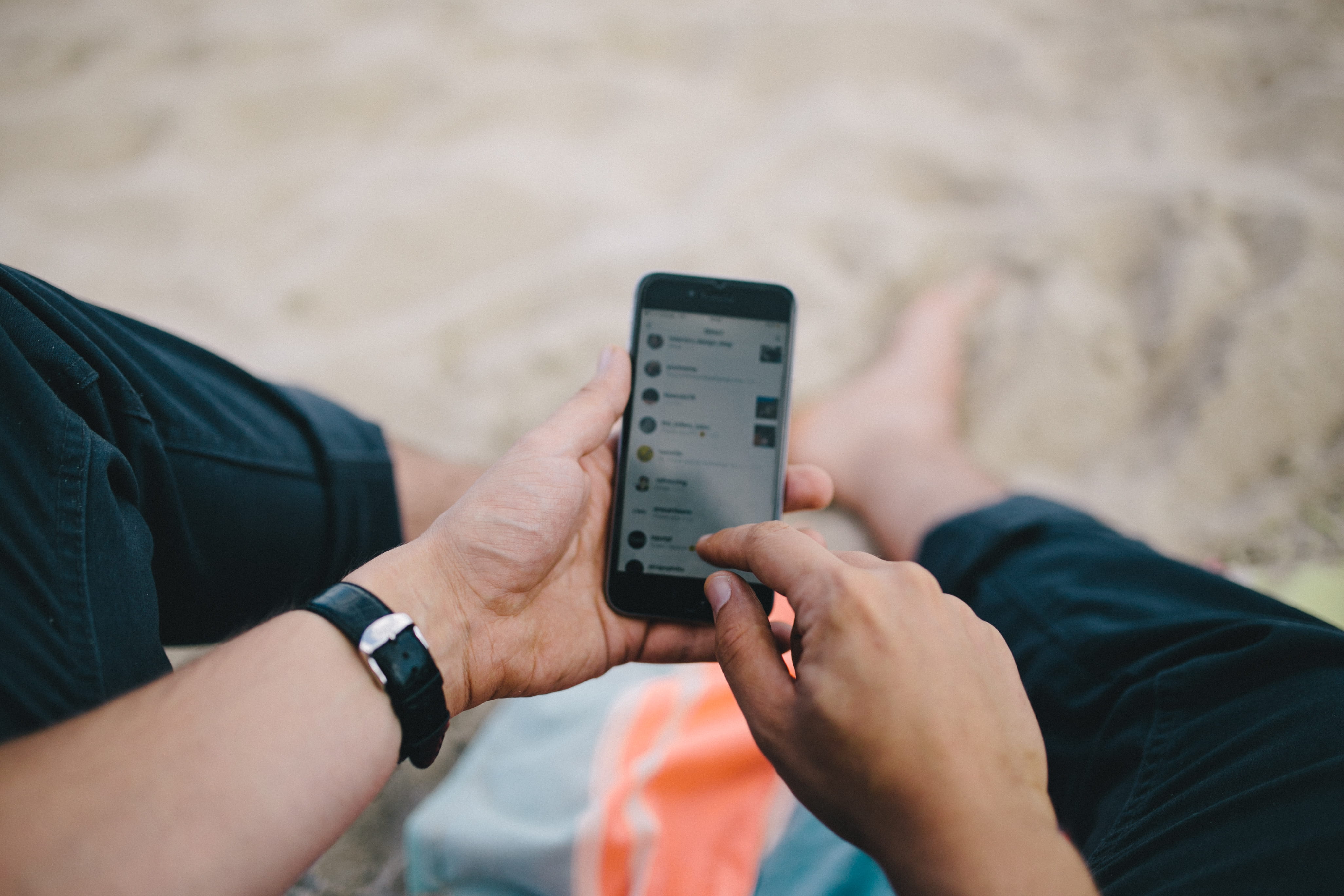 wireless Technology, beach, summer, together, mobile, adult, communication, men, males, using phone, human body part, lifestyles, technology, close-up, HD Wallpaper