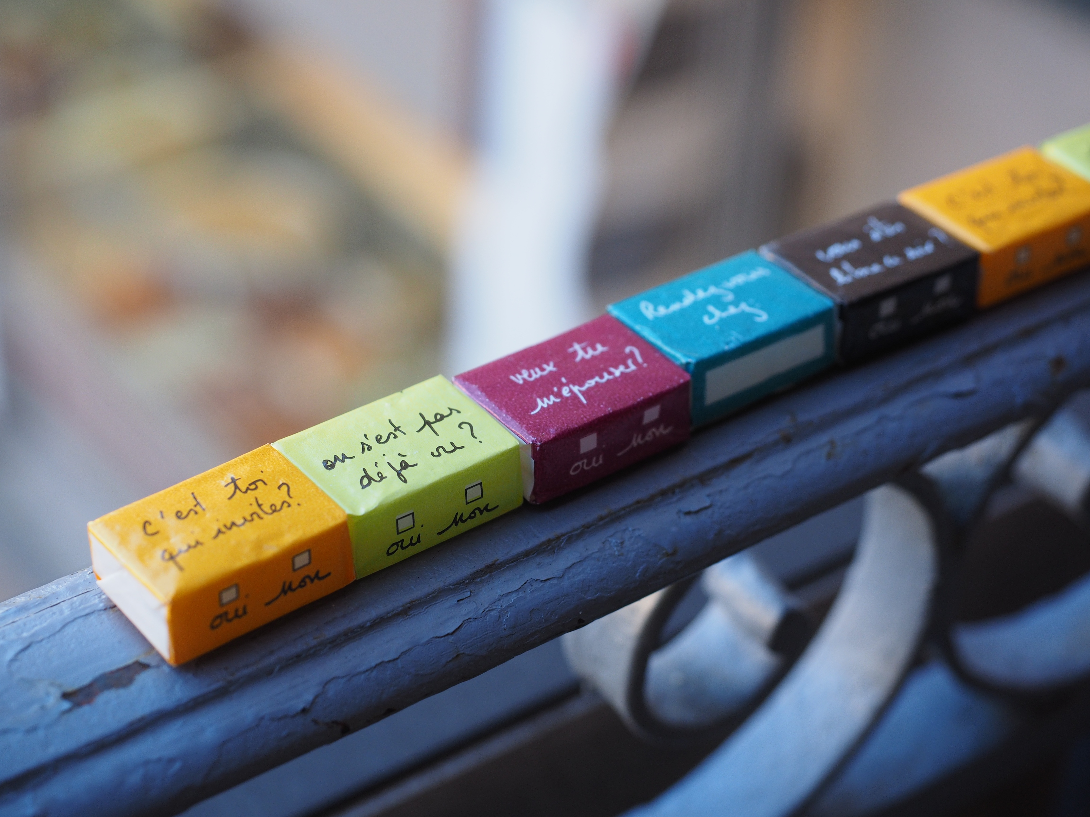 carbohydrates, selective focus, focus on foreground, text, unhealthy diet, sugar, household sugar, sugar lumps, unhealthy, in a row, wood - material, calories, HD Wallpaper