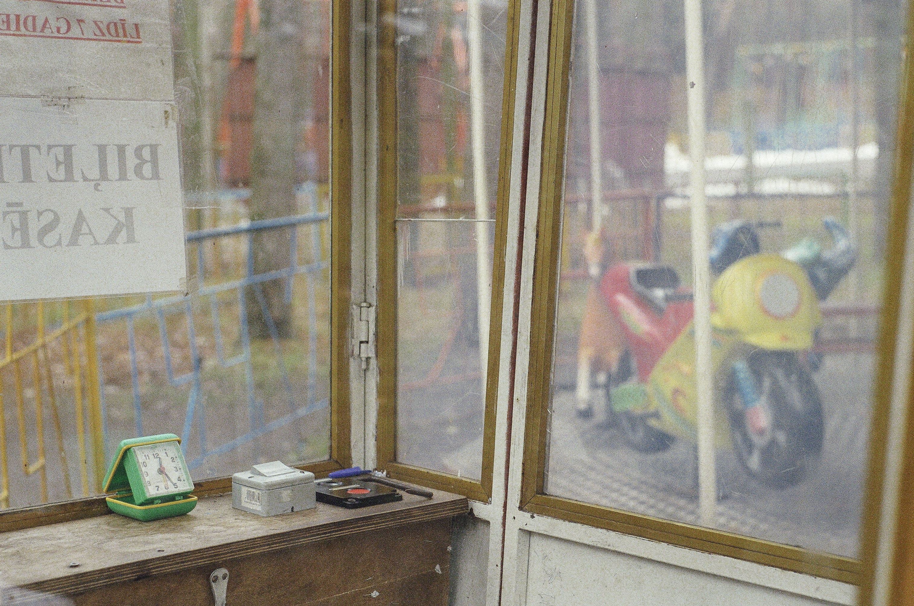 white, outdoors, brick, games, building, horizontal, leisure, reflection, fun, playground, pollution, spree, carnival, photography, communication, table, HD Wallpaper