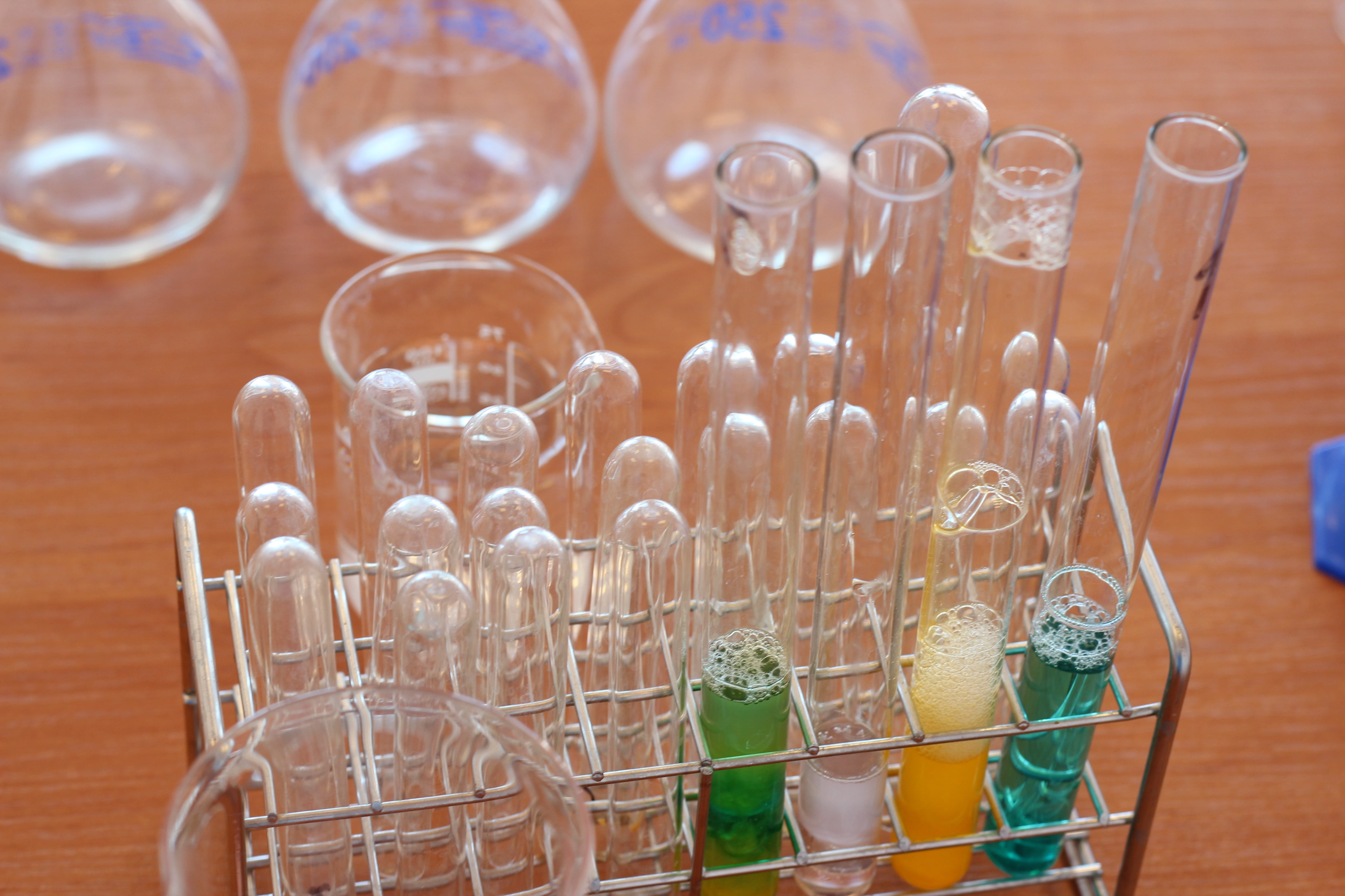 chemical, science, compounds, response, table, glass, experiment, test, reaction, chemistry, education, wood - material, laboratories, research, close-up, HD Wallpaper