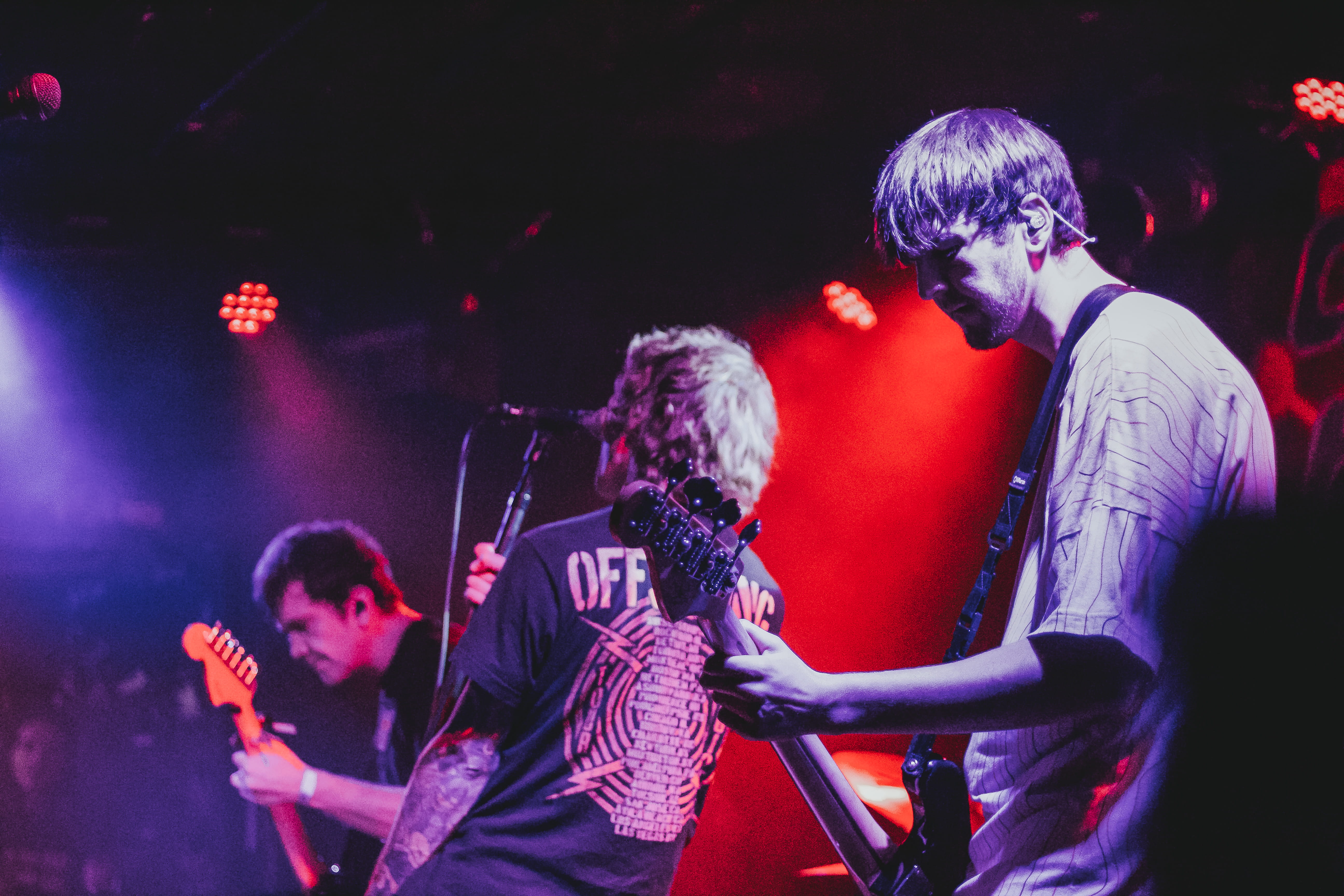 indoors, chain reaction, men, music band, guitar, apparel, event, night, group of people, light, arts culture and entertainment, human, popular music concert, HD Wallpaper