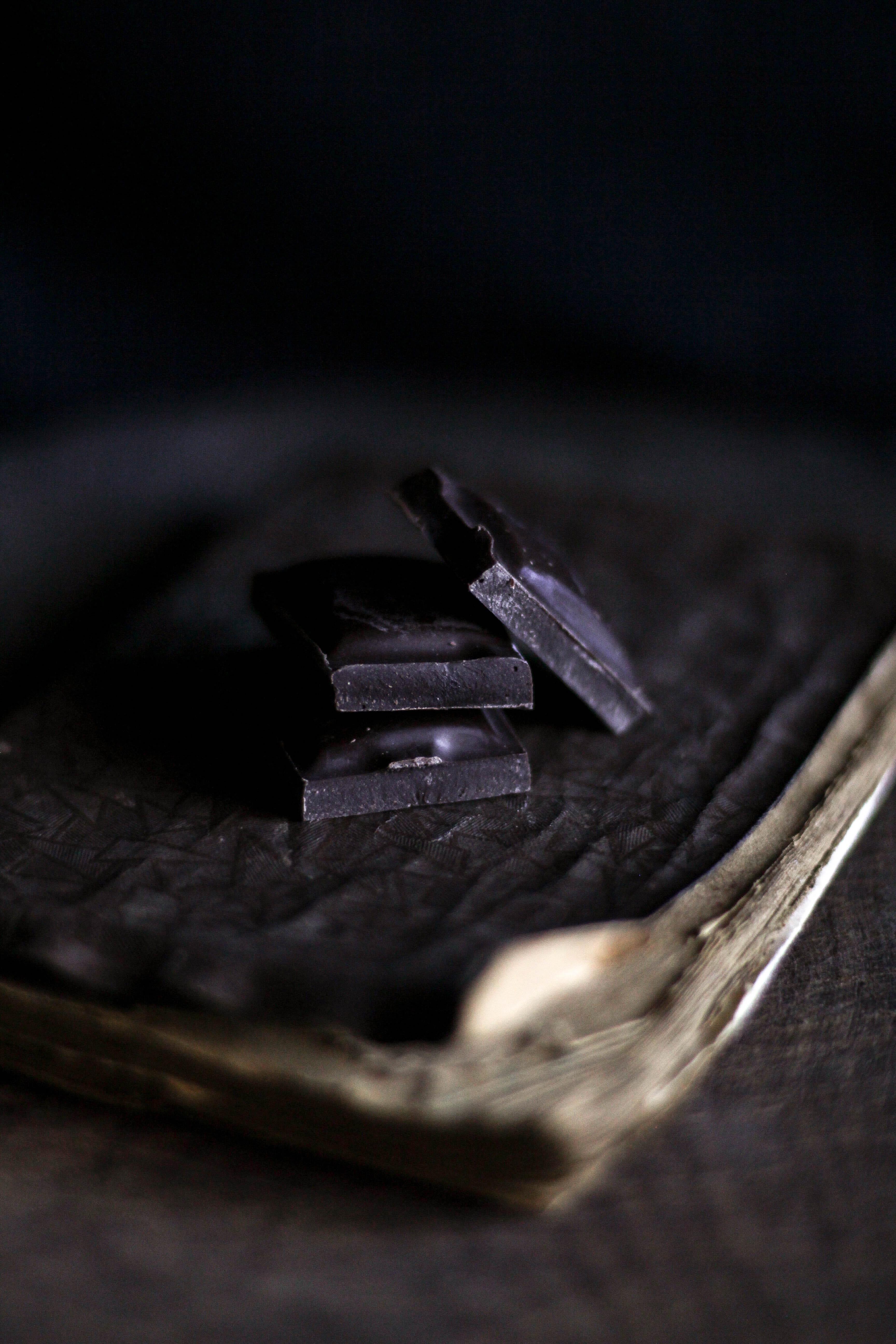 selective focus, wood - material, bronze, cookie, burnt, old, metal, cake, kiwi, sweets, plant, security, black color, still life, biscuit, dessert, safety, Phone HD Wallpaper
