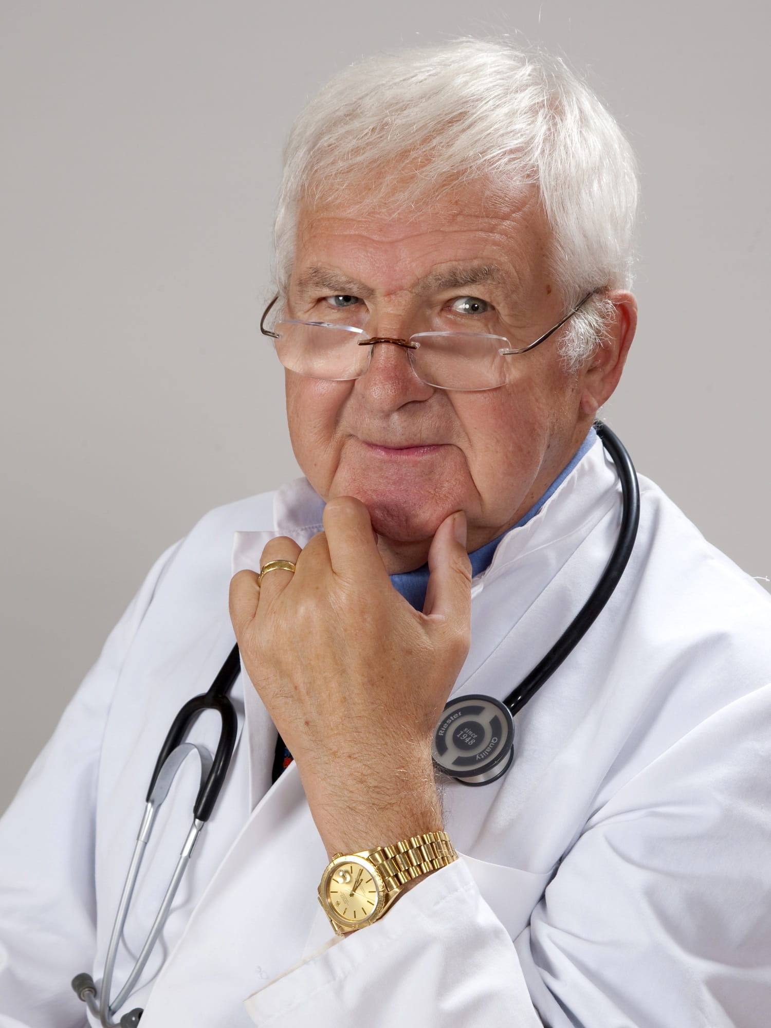 front view, treatment, healthcare and medicine, medical equipment, health, surgeon, man, healthcare, doctor, physician, elderly, men, one person, uniform, Phone HD Wallpaper