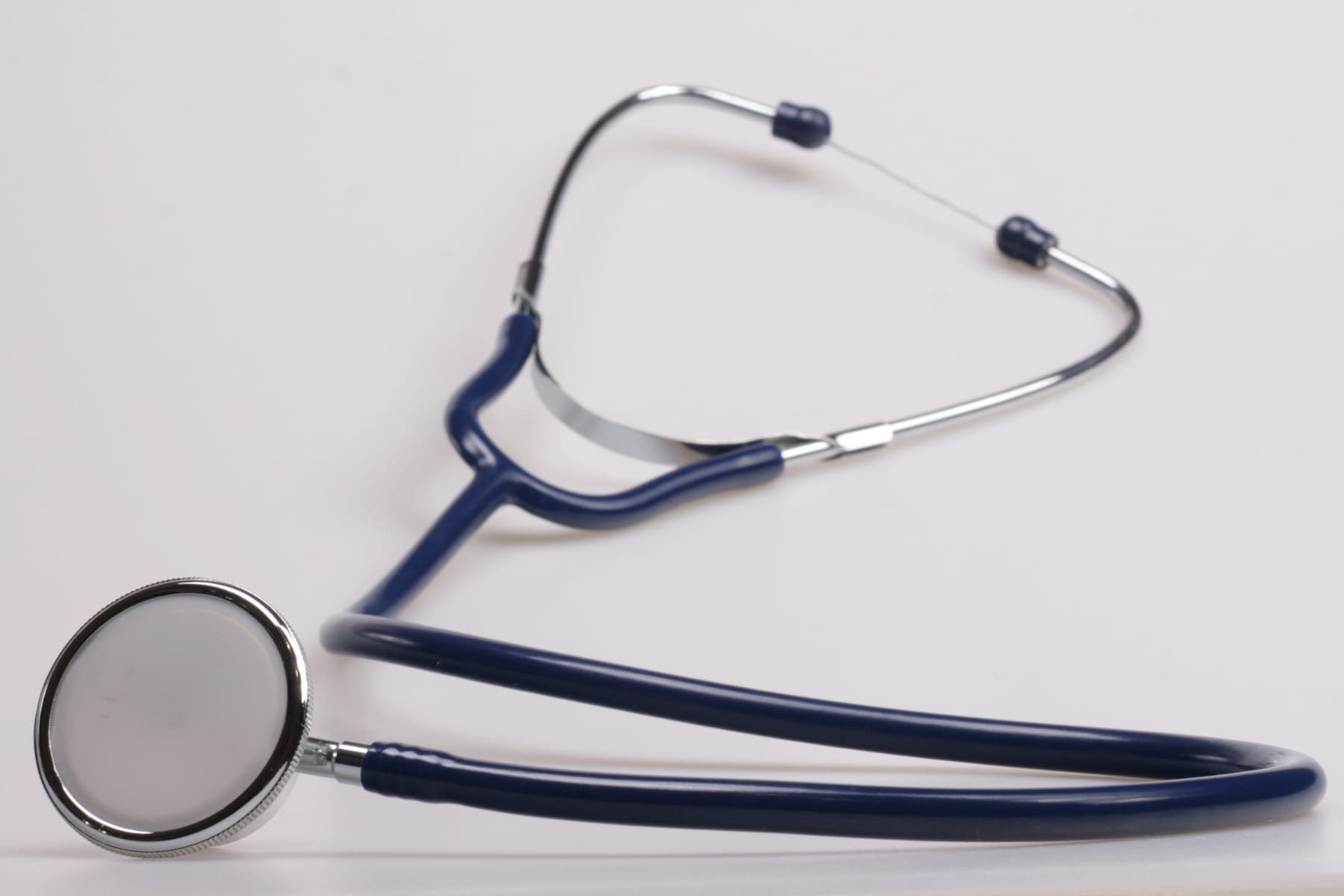 white background, stethoscope, isolated, indoors, metal, studio shot, profession, medical instrument, healthcare and medicine, test, high angle view, treatment, HD Wallpaper