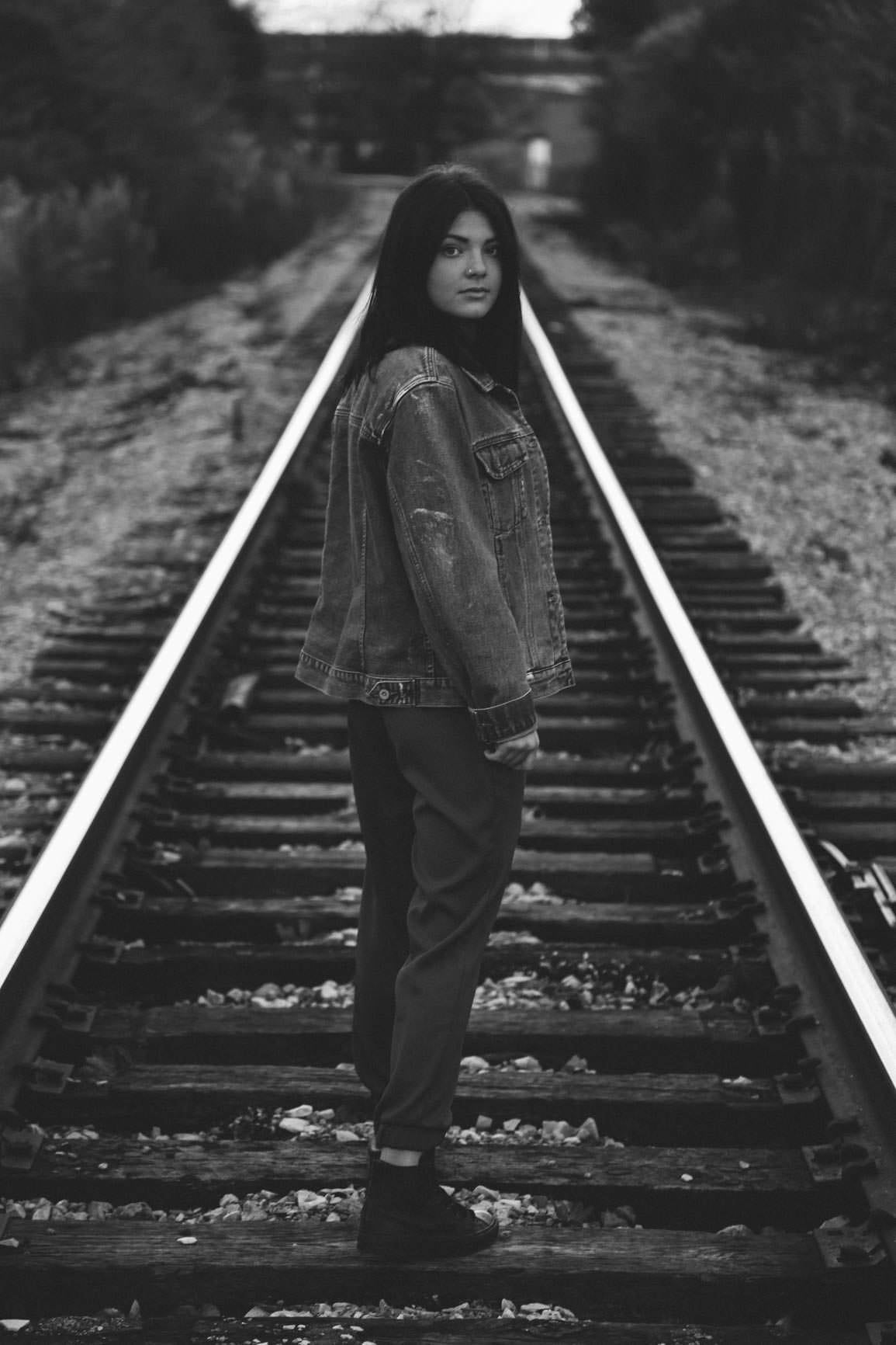 engine, rail transportation, fashion, leisure activity, commuter, full length, young adult, women, transportation system, black And White, outdoors, beautiful woman, Phone HD Wallpaper