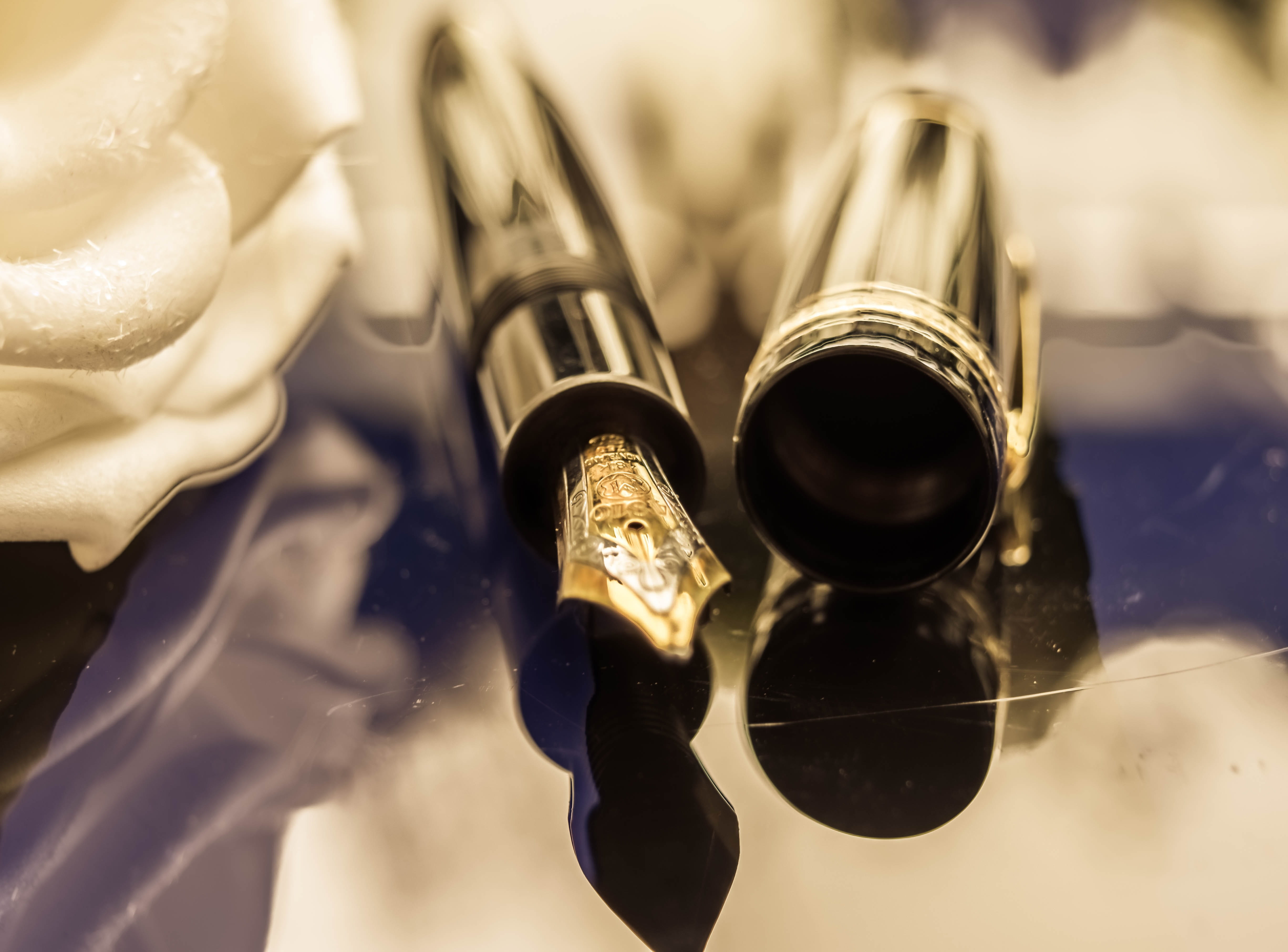 valuable, gun, filler, wealth, ink, metal, shiny, food and drink, crime, close-up, studio shot, expensive, indoors, montblanc, no people, selective focus, HD Wallpaper