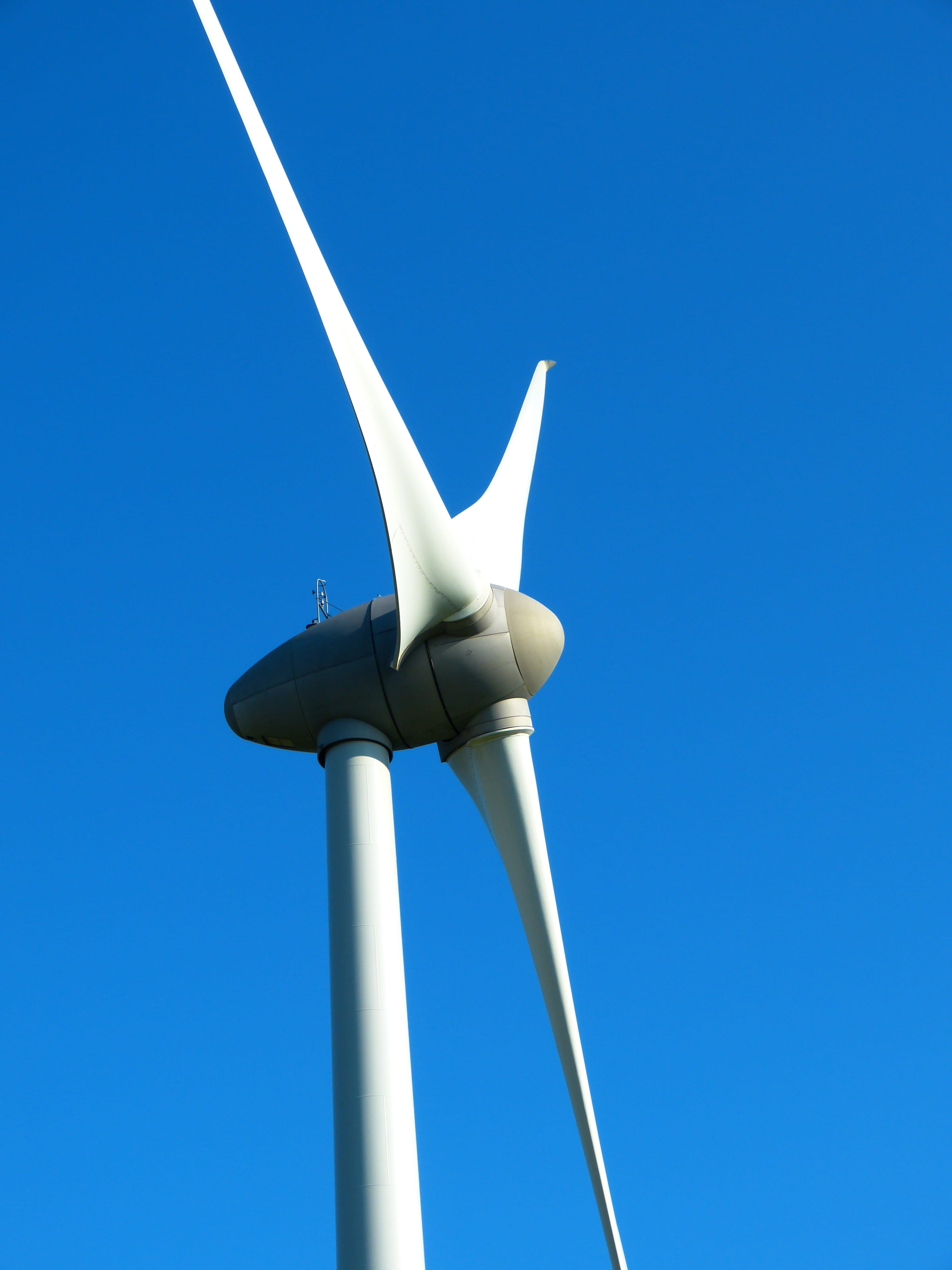 fuel and power generation, renewable energy, turbine, windmill, day, rotor hub, copy space, wind, low angle view, single object, daytime, blades, electricity, Phone HD Wallpaper