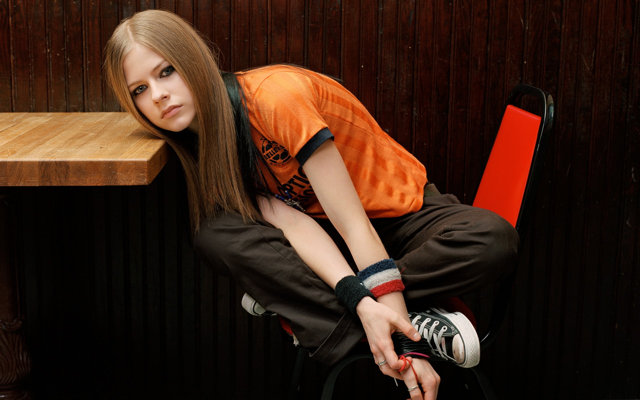 blue eyes, adult, looking at camera, portrait, wood - material, one person, beauty, young adult, women, leisure activity, sitting, blond hair, young women, HD Wallpaper