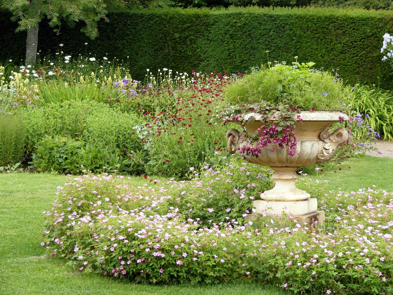 grass, Garden, park - Man Made Space, flowering plant, hedge, gardens, Stoneware, day, flowerbed, outdoors, Urn, ornamental Garden, 720P, front or Back Yard, HD Wallpaper